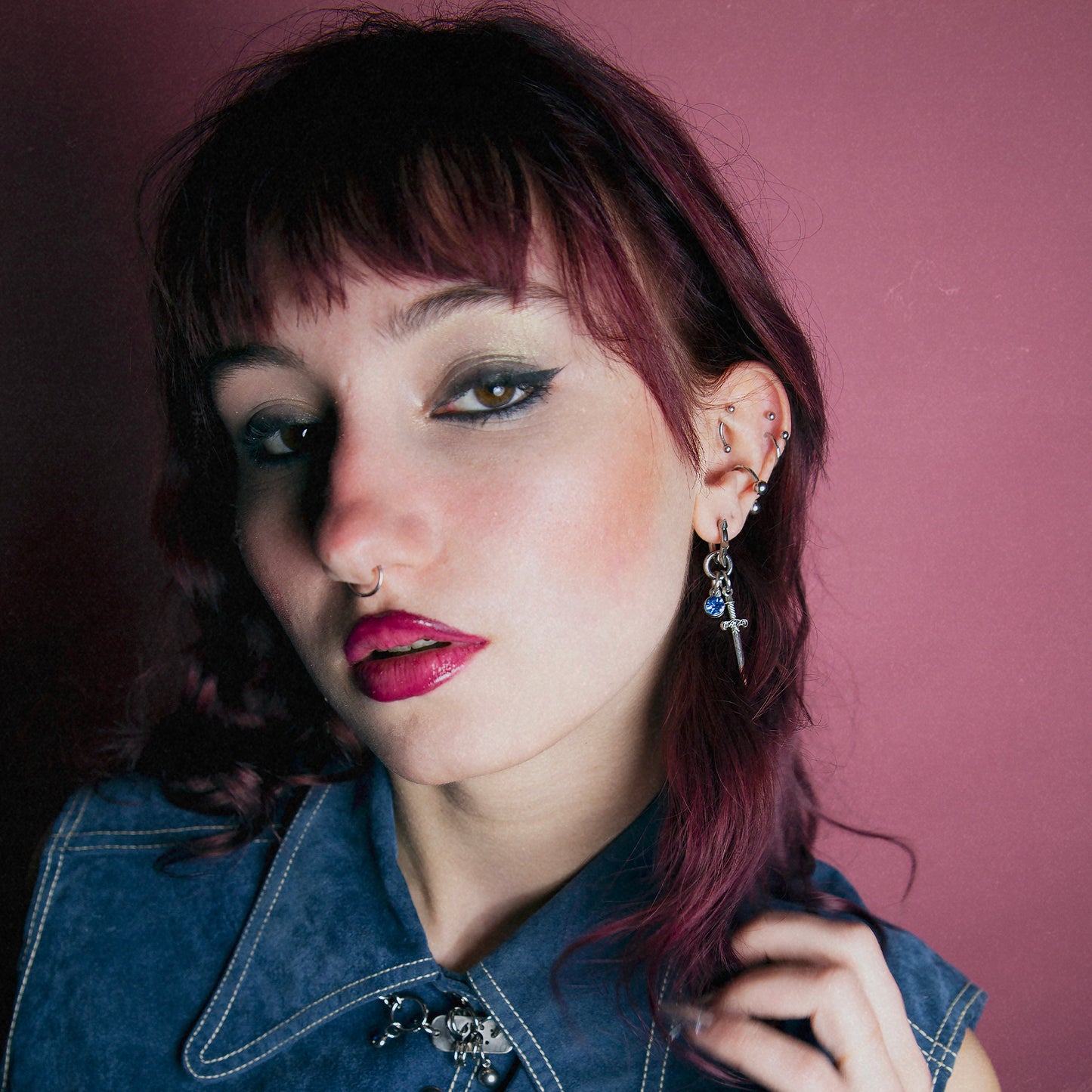 Boucles d'oreille en acier inoxydable strass rouge. Bijoux y2k. Bijoux punk. Bijoux rock. Bijoux glam rock. Bijoux grunge. Boucles d'oreilles Y2K. Boucles d'oreilles punk. Boucles d'oreilles rock. Boucles d'oreilles glam rock. Boucles d'oreilles grunge.