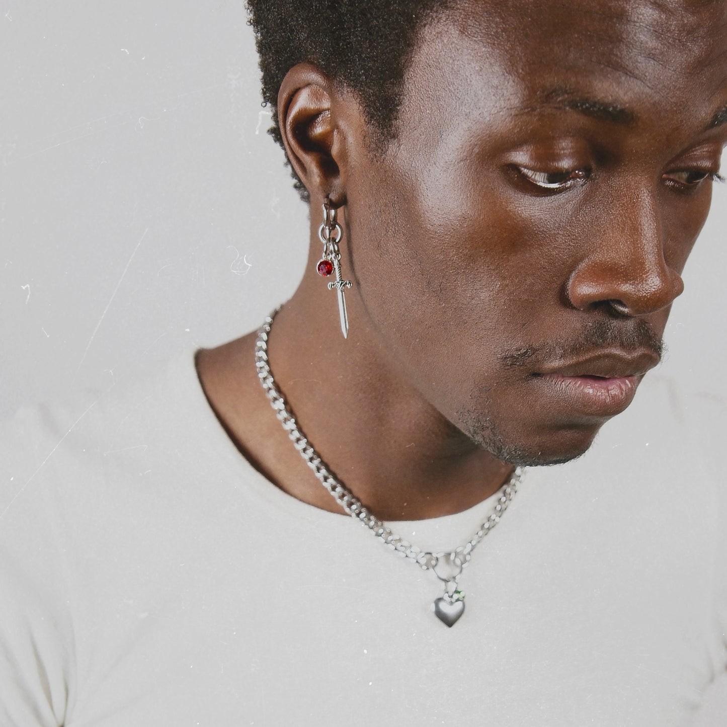 Boucles d'oreille en acier inoxydable strass rouge. Bijoux y2k. Bijoux punk. Bijoux rock. Bijoux glam rock. Bijoux grunge. Boucles d'oreilles Y2K. Boucles d'oreilles punk. Boucles d'oreilles rock. Boucles d'oreilles glam rock. Boucles d'oreilles grunge.