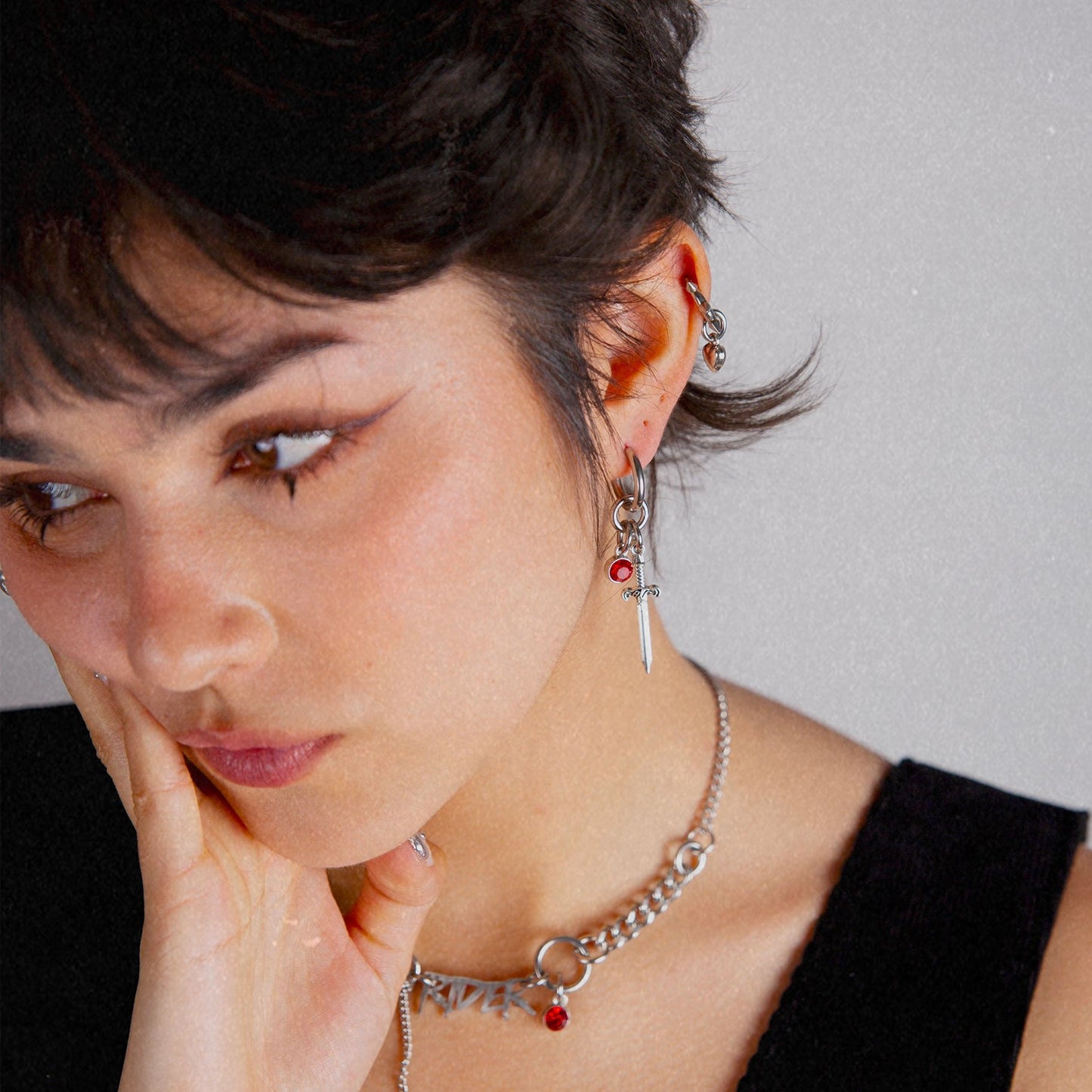boucles d'oreille en acier inoxydable strass rouge. Boucles d'oreilles Y2K. Boucles d'oreilles punk. Boucles d'oreilles rock. Boucles d'oreilles glam rock. Boucles d'oreilles grunge. Bijoux y2k. Bijoux punk. Bijoux rock. Bijoux glam rock. Bijoux grunge. Boucles d'oreille gothique. Bijoux gothique.