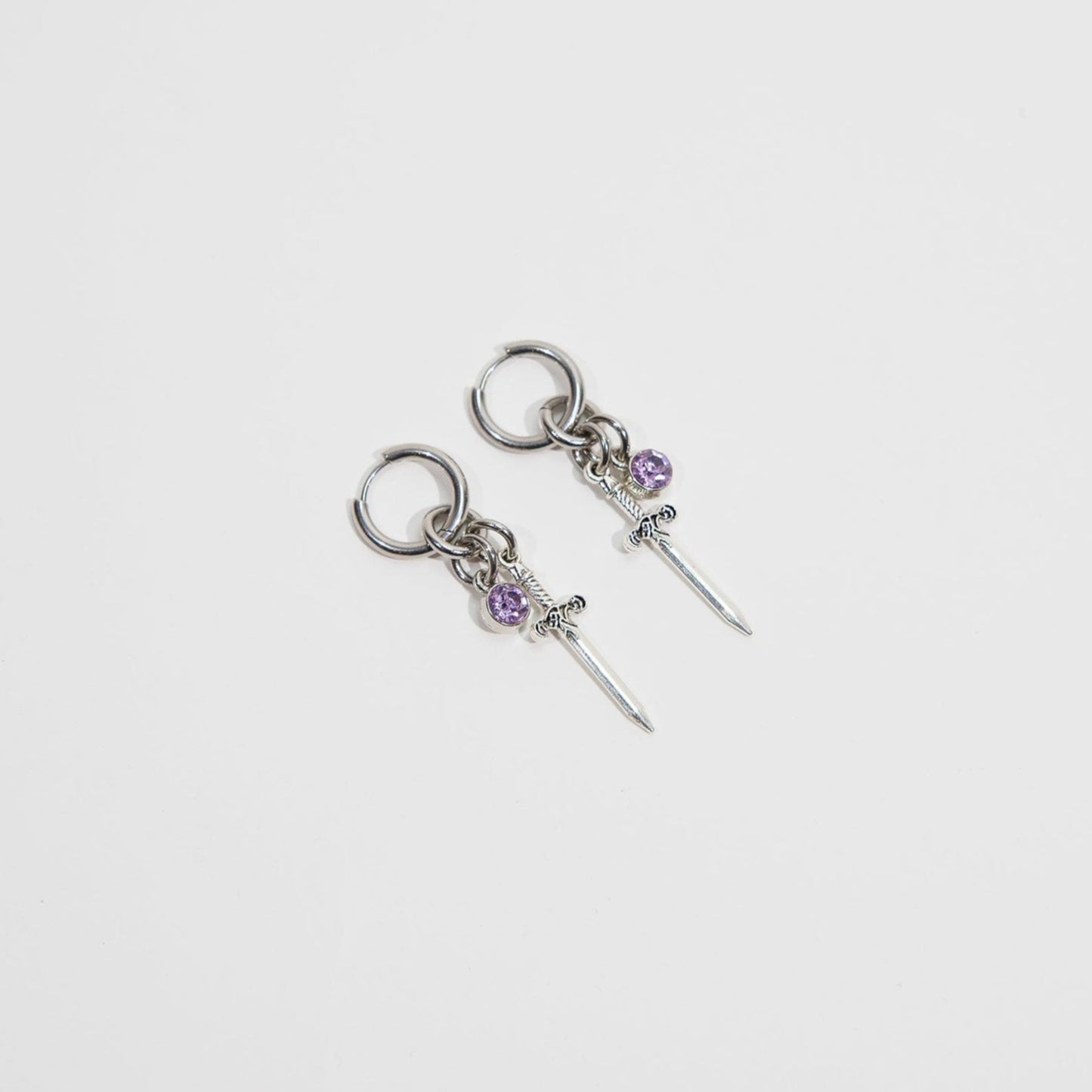 boucles d'oreille en acier inoxydable strass violet. Boucles d'oreilles Y2K. Boucles d'oreilles punk. Boucles d'oreilles rock. Boucles d'oreilles glam rock. Boucles d'oreilles grunge. Bijoux y2k. Bijoux punk. Bijoux rock. Bijoux glam rock. Bijoux grunge. Boucles d'oreille gothique. Bijoux gothiques.