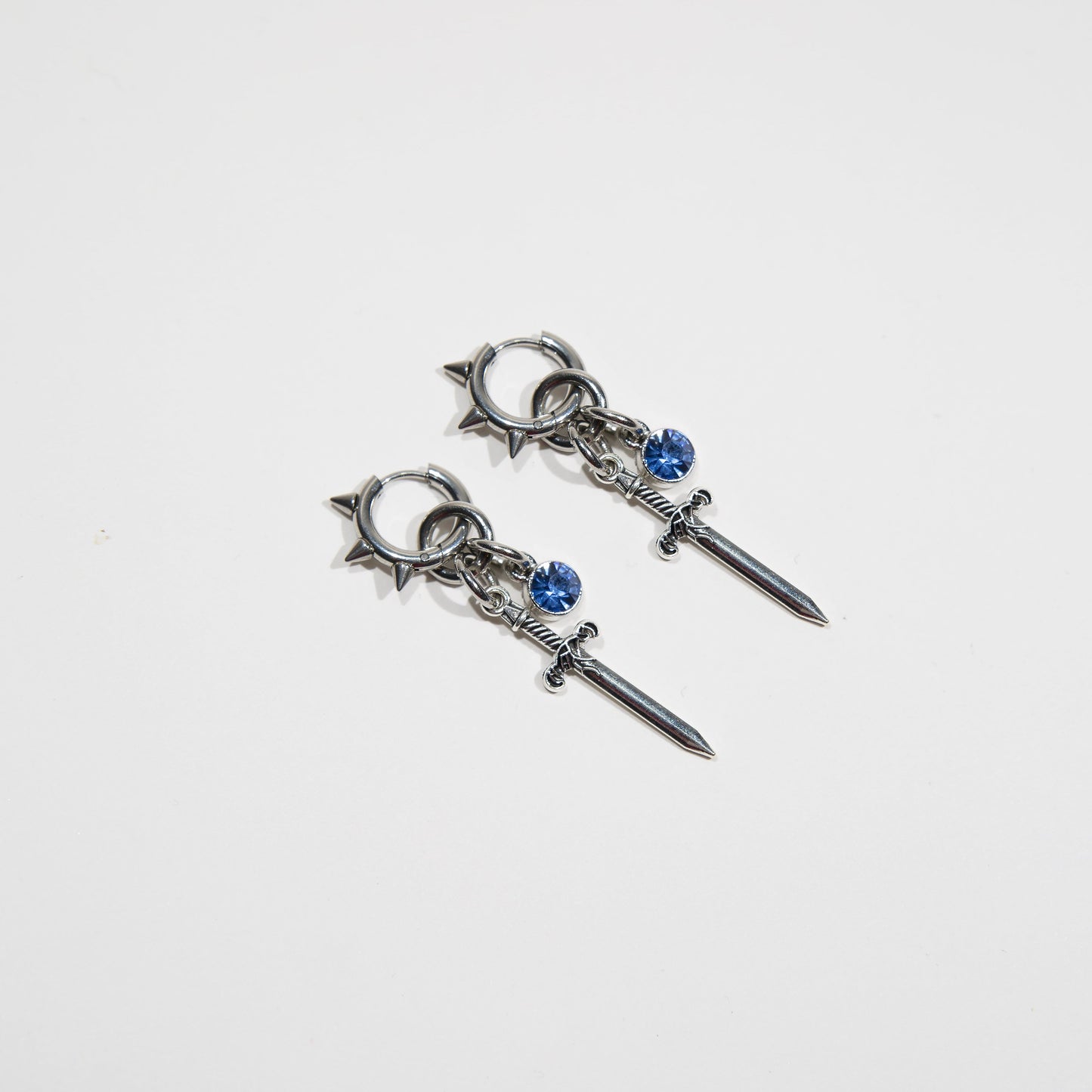 Boucles d'oreille en acier inoxydable strass bleu foncé. Bijoux y2k. Bijoux punk. Bijoux rock. Bijoux glam rock. Bijoux grunge. Boucles d'oreilles Y2K. Boucles d'oreilles punk. Boucles d'oreilles rock. Boucles d'oreilles glam rock. Boucles d'oreilles grunge.