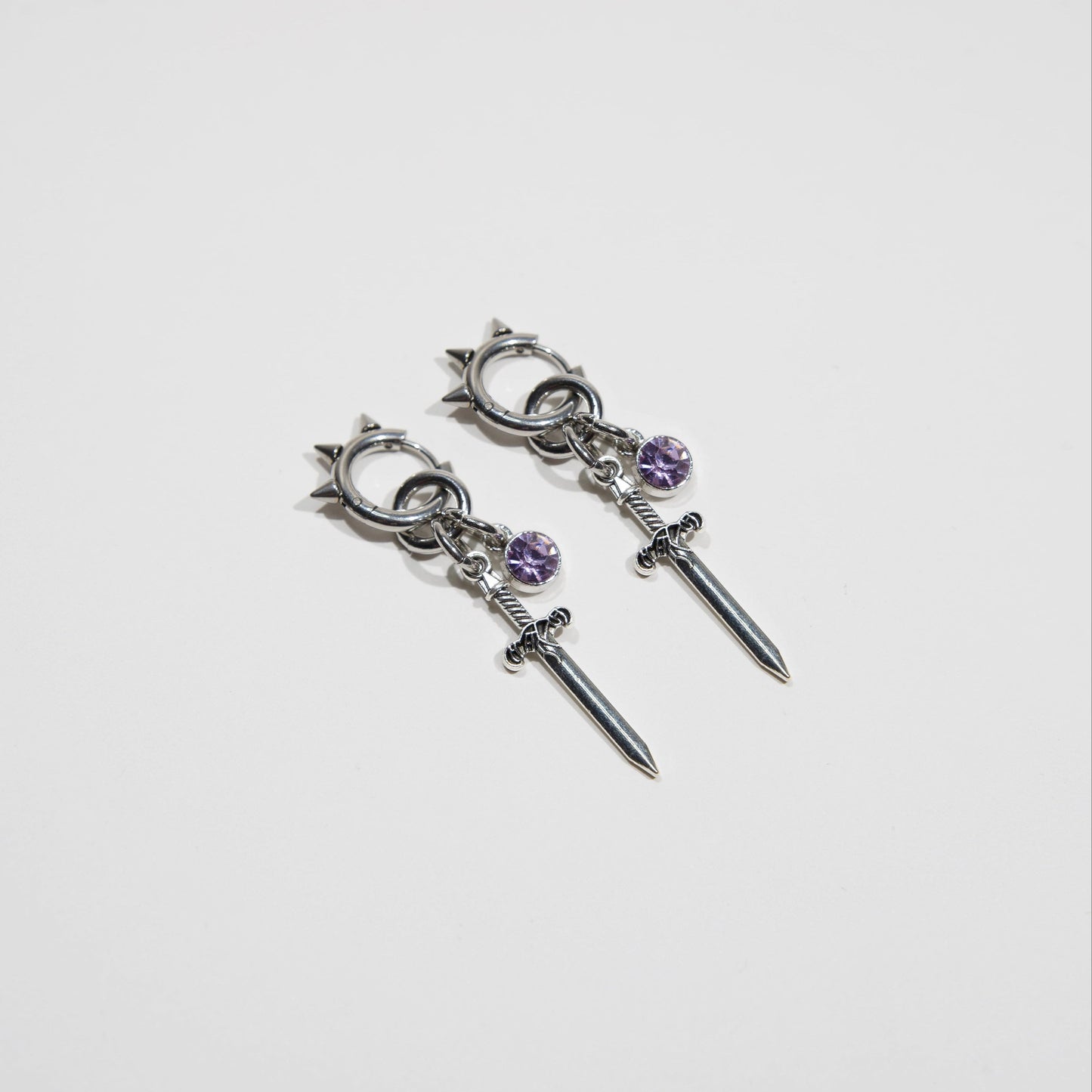 Boucles d'oreille en acier inoxydable strass violet. Bijoux y2k. Bijoux punk. Bijoux rock. Bijoux glam rock. Bijoux grunge. Boucles d'oreilles Y2K. Boucles d'oreilles punk. Boucles d'oreilles rock. Boucles d'oreilles glam rock. Boucles d'oreilles grunge.