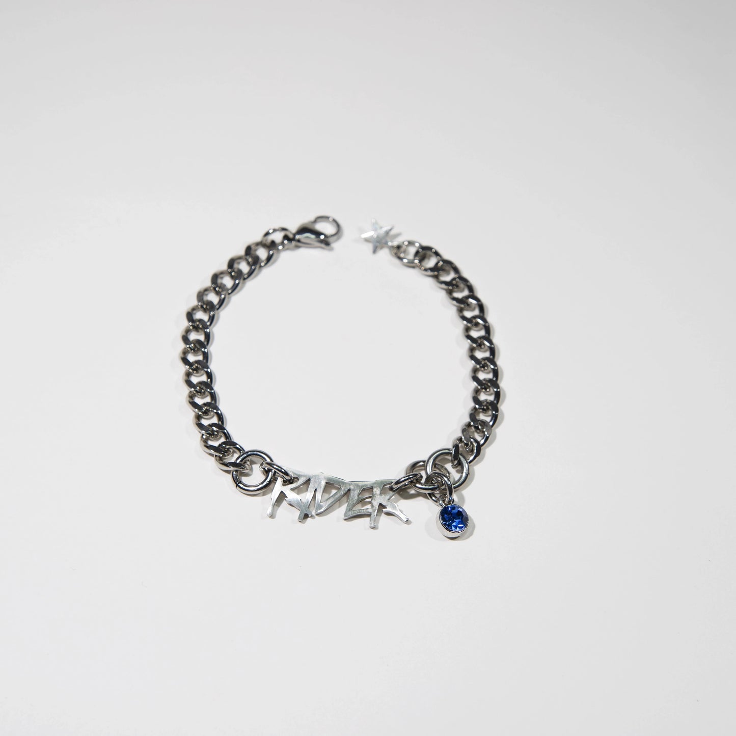 bracelet en acier inoxydable strass bleu. Bijoux y2k. Bijoux punk. Bijoux rock. Bijoux glam rock. Bijoux grunge. Bracelets Y2K. Bracelets punk. Bracelets rock. Bracelets glam rock. Bracelets grunge.