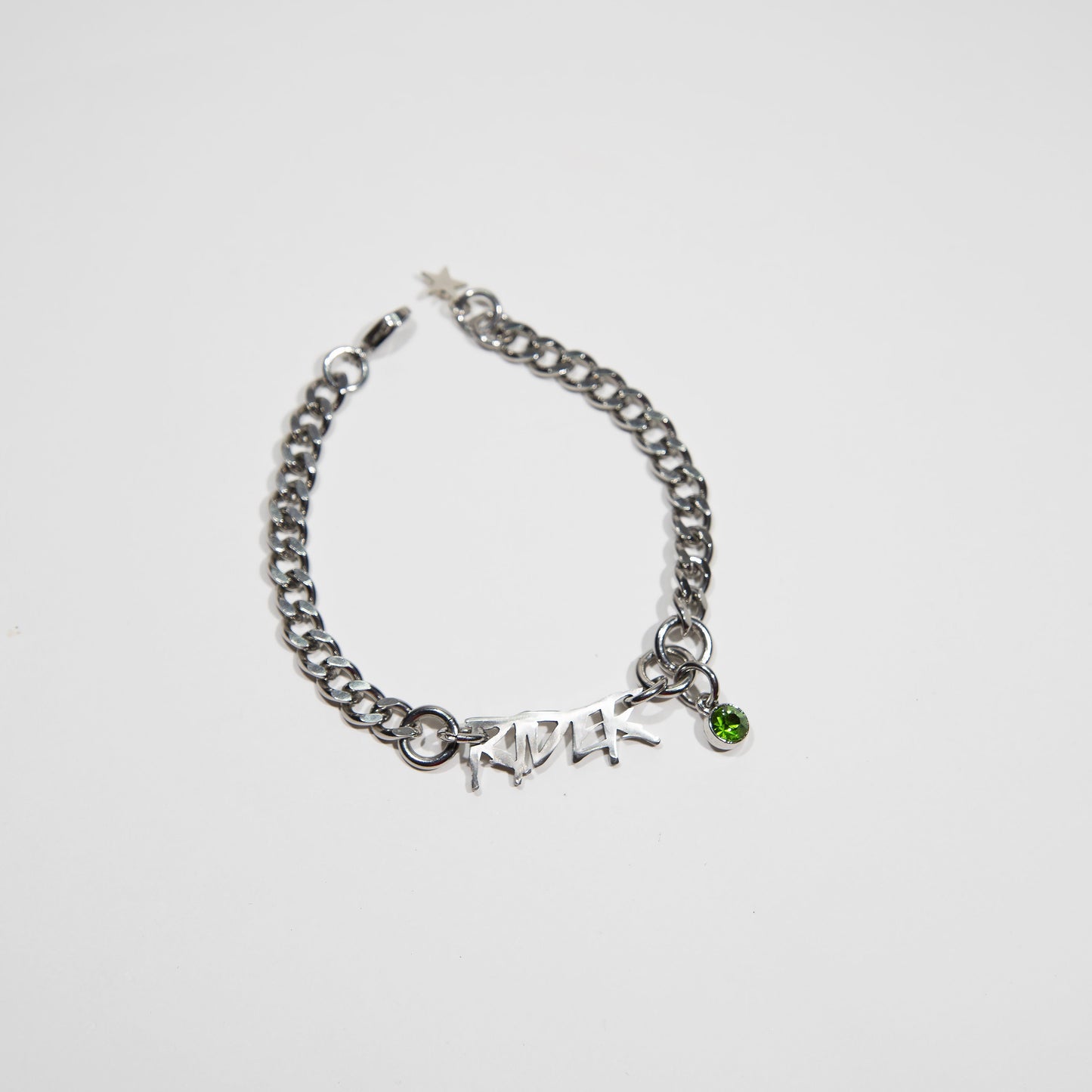 bracelet en acier inoxydable strass vert. Bijoux y2k. Bijoux punk. Bijoux rock. Bijoux glam rock. Bijoux grunge. Bracelets Y2K. Bracelets punk. Bracelets rock. Bracelets glam rock. Bracelets grunge.