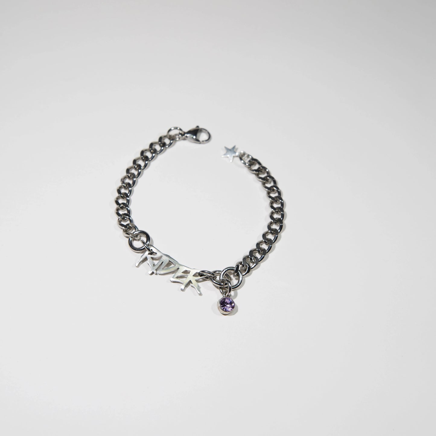 bracelet en acier inoxydable strass violet. Bijoux y2k. Bijoux punk. Bijoux rock. Bijoux glam rock. Bijoux grunge. Bracelets Y2K. Bracelets punk. Bracelets rock. Bracelets glam rock. Bracelets grunge.