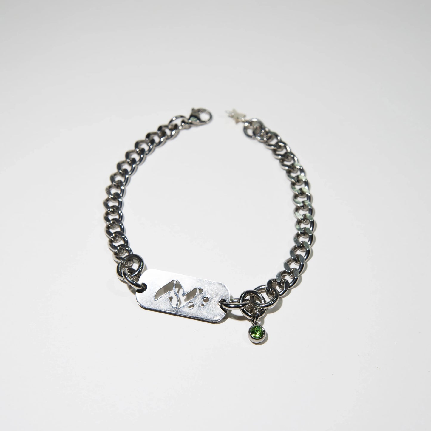 bracelet en acier inoxydable strass rouge. Bijoux y2k. Bijoux punk. Bijoux rock. Bijoux glam rock. Bijoux grunge. Bracelets Y2K. Bracelets punk. Bracelets rock. Bracelets glam rock. Bracelets grunge.