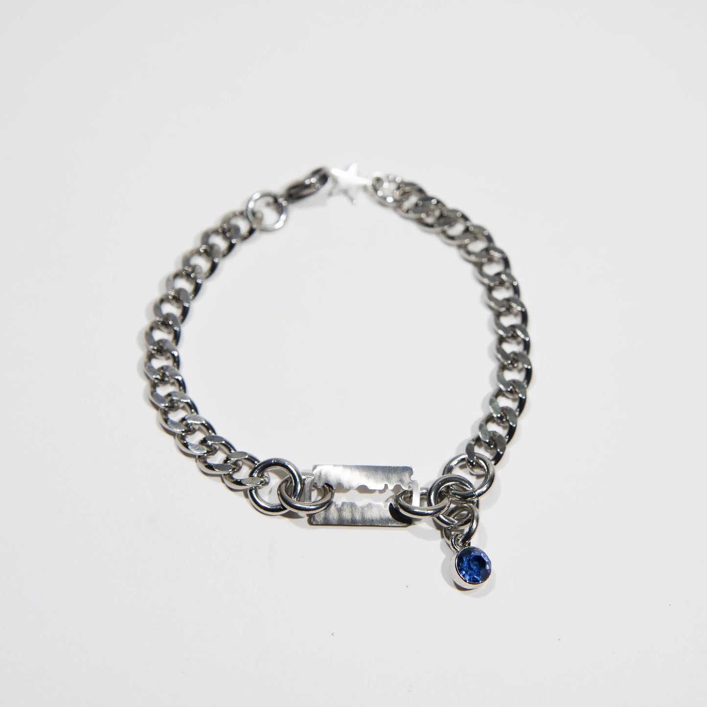 bracelet en acier inoxydable strass bleu. Bijoux y2k. Bijoux punk. Bijoux rock. Bijoux glam rock. Bijoux grunge. Bracelets Y2K. Bracelets punk. Bracelets rock. Bracelets glam rock. Bracelets grunge.