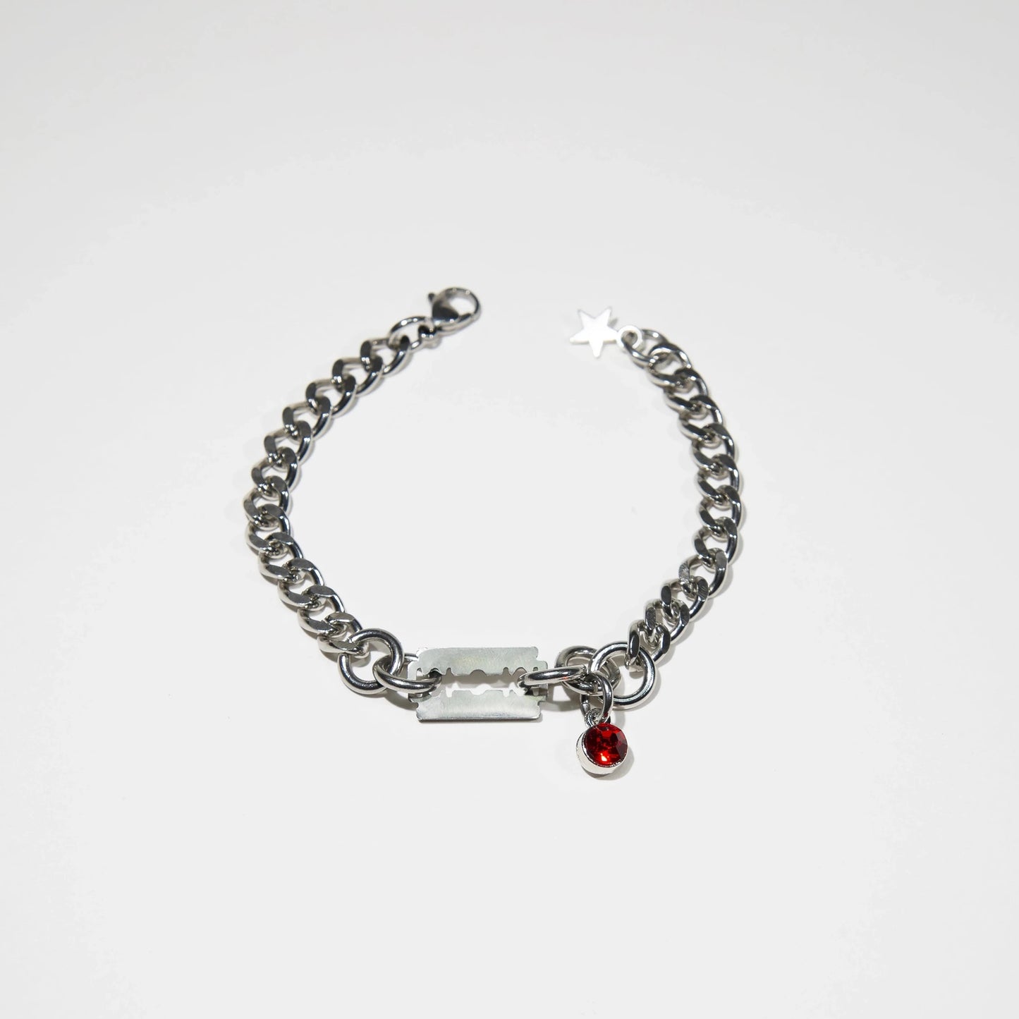 bracelet en acier inoxydable strass rouge. Bijoux y2k. Bijoux punk. Bijoux rock. Bijoux glam rock. Bijoux grunge. Bracelets Y2K. Bracelets punk. Bracelets rock. Bracelets glam rock. Bracelets grunge. Bracelets made in France. Bracelet pour homme