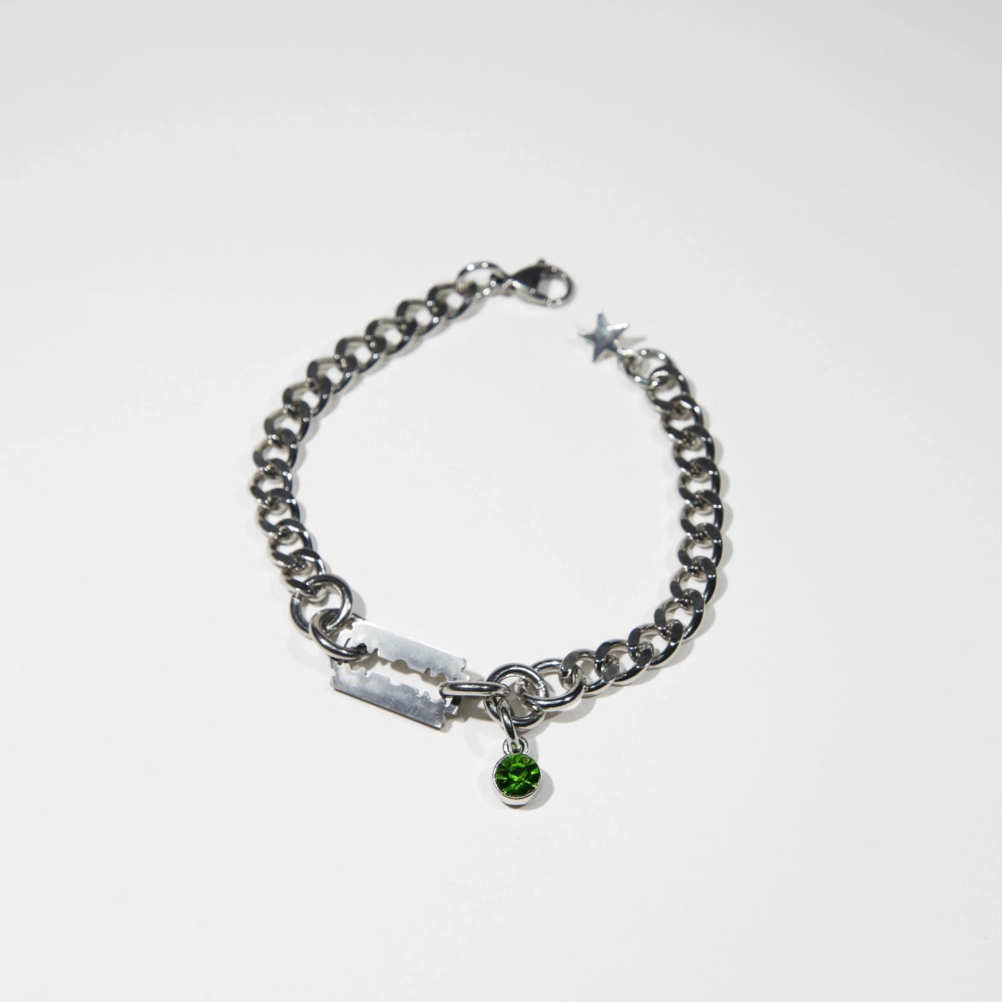 bracelet en acier inoxydable strass vert. Bijoux y2k. Bijoux punk. Bijoux rock. Bijoux glam rock. Bijoux grunge. Bracelets Y2K. Bracelets punk. Bracelets rock. Bracelets glam rock. Bracelets grunge.