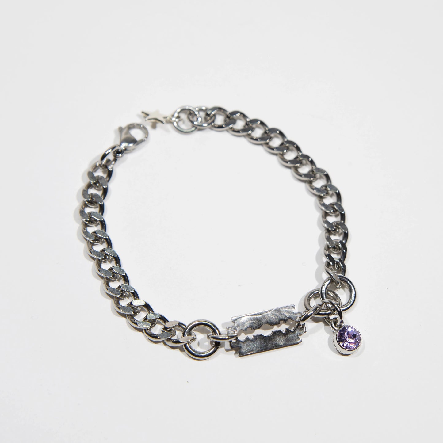 bracelet en acier inoxydable strass violet. Bijoux y2k. Bijoux punk. Bijoux rock. Bijoux glam rock. Bijoux grunge. Bracelets Y2K. Bracelets punk. Bracelets rock. Bracelets glam rock. Bracelets grunge.