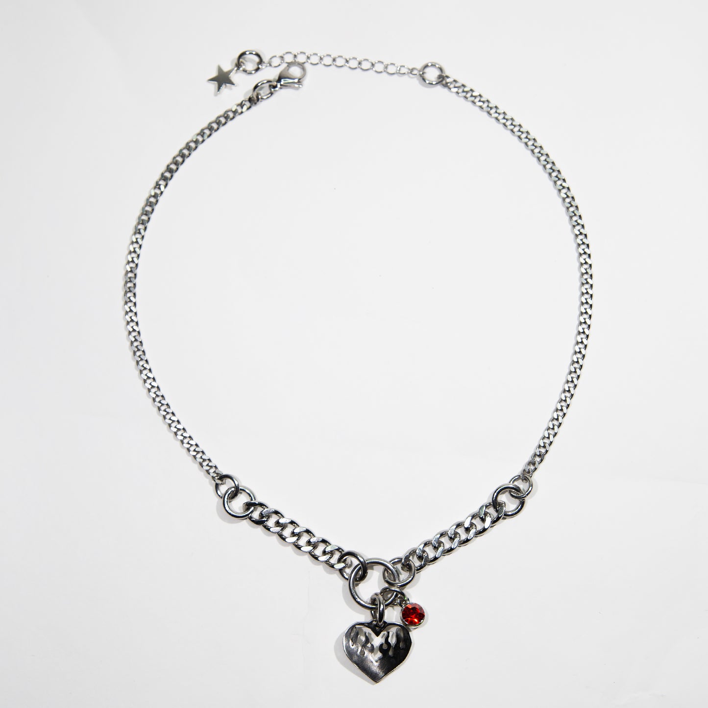 collier en acier inoxydable et fer, strass rouge. Bijoux y2k. Bijoux punk. Bijoux rock. Bijoux glam rock. Bijoux grunge. Colliers Y2K. Colliers punk. Colliers rock. Colliers glam rock. Colliers grunge.