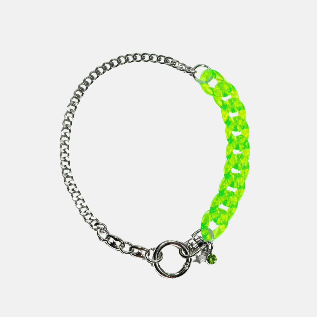 Collier bi-matière en acier inoxydable et plastique, couleur verte. Bijoux y2k. Bijoux punk. Bijoux rock. Bijoux glam rock. Bijoux grunge. Colliers Y2K. Colliers punk. Colliers rock. Colliers glam rock. Colliers grunge. collier bi-matière
