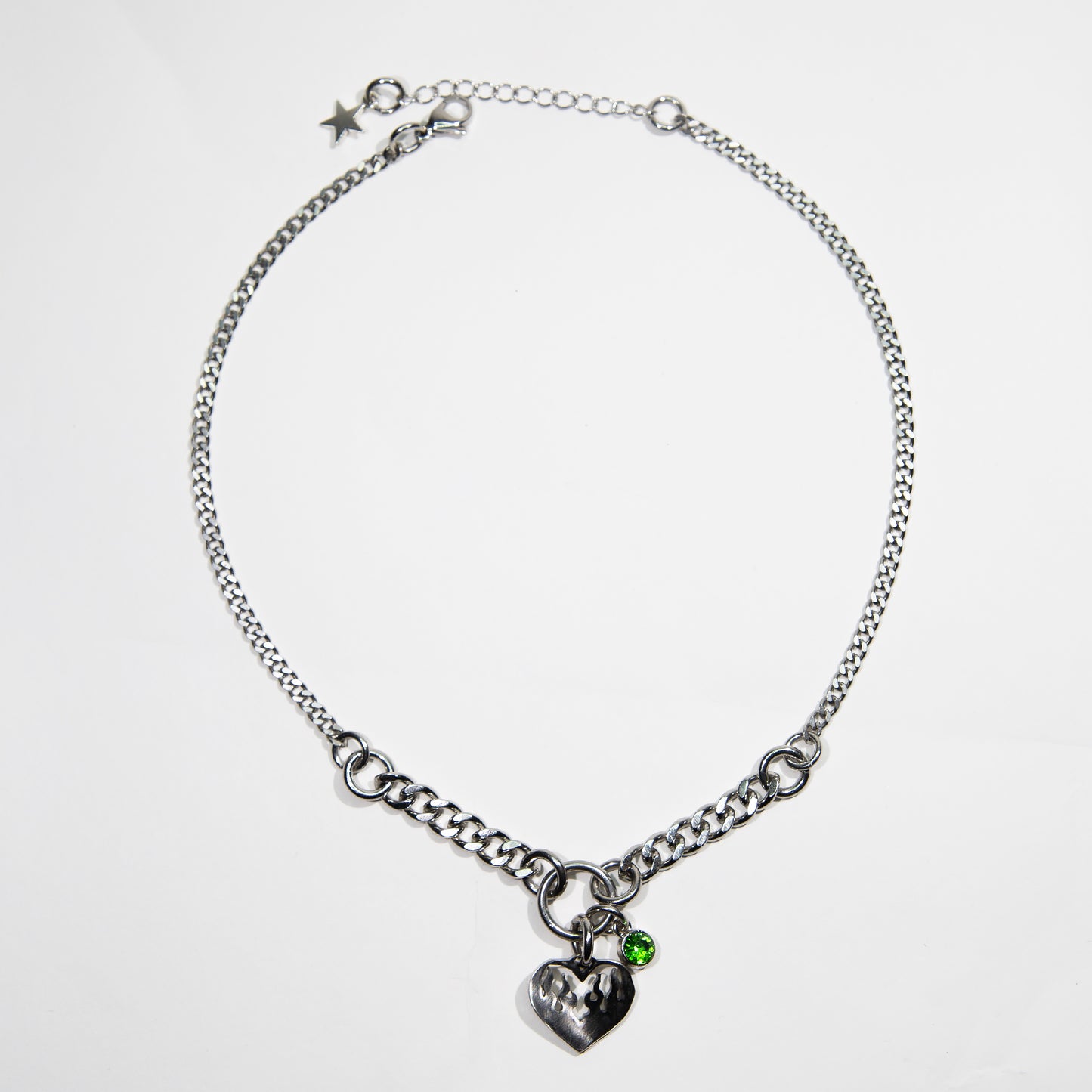 collier en acier inoxydable et fer, strass rouge. Bijoux y2k. Bijoux punk. Bijoux rock. Bijoux glam rock. Bijoux grunge. Colliers Y2K. Colliers punk. Colliers rock. Colliers glam rock. Colliers grunge.