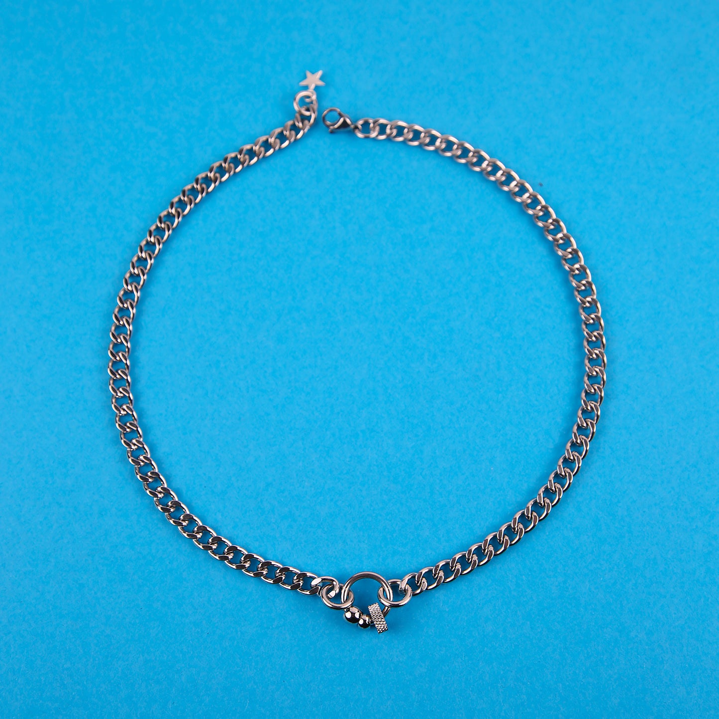 Bijoux en acier inoxydable. Collier en acier inoxydable. Bijoux y2k. Bijoux punk. Bijoux rock. Bijoux glam rock. Bijoux grunge. Colliers Y2K. Colliers punk. Colliers rock. Colliers glam rock. Colliers grunge. Collier Techno. Bijoux Techno. Bijoux design. Collier design. Collier design homme. Bijoux pour homme. Bijoux underground.