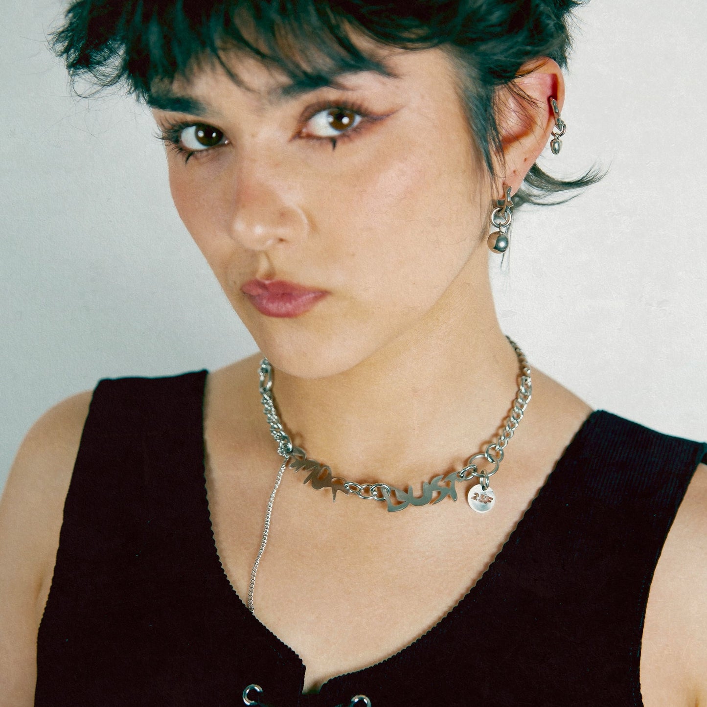 Bijoux y2k. Bijoux punk. Bijoux rock. Bijoux glam rock. Bijoux grunge. Colliers Y2K. Colliers punk. Colliers rock. Colliers glam rock. Colliers grunge. Collier brut. Collier femme. Collier homme. Collier techno. Collier made in France.
