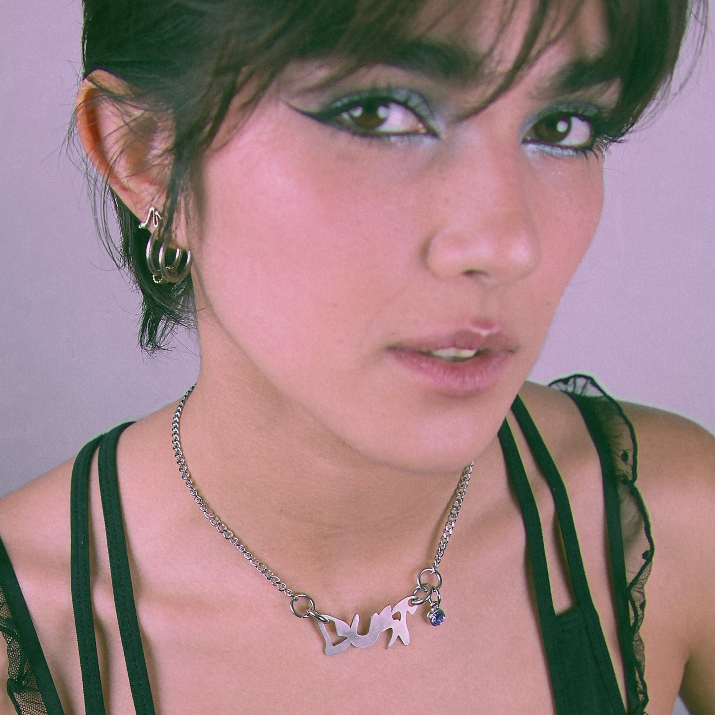 Bijoux y2k. Bijoux punk. Bijoux rock. Bijoux glam rock. Bijoux grunge. Colliers Y2K. Colliers punk. Colliers rock. Colliers glam rock. Colliers grunge.