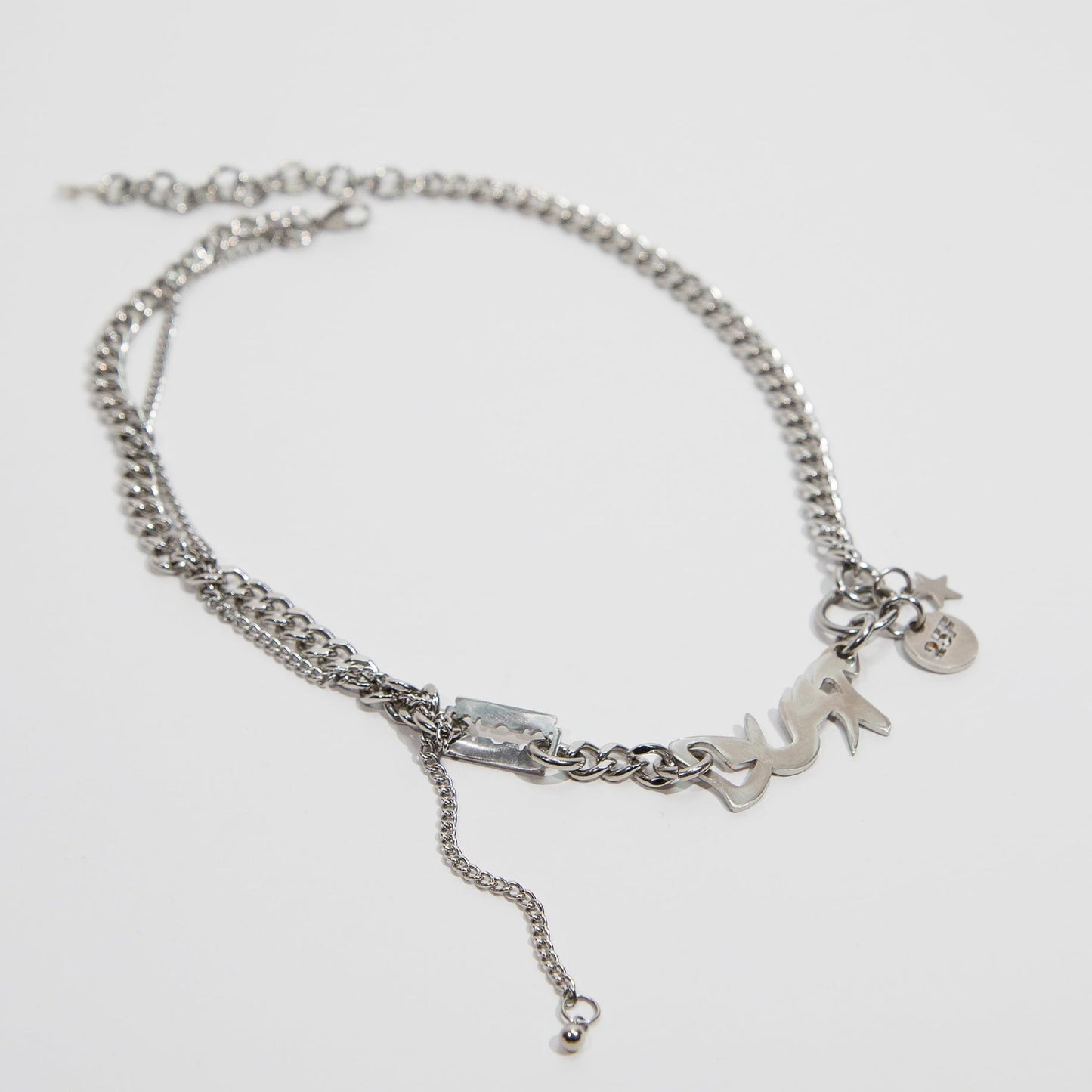 Bijoux en acier inoxydable. Collier en acier inoxydable. Bijoux y2k. Bijoux punk. Bijoux rock. Bijoux glam rock. Bijoux grunge. Colliers Y2K. Colliers punk. Colliers rock. Colliers glam rock. Colliers grunge.