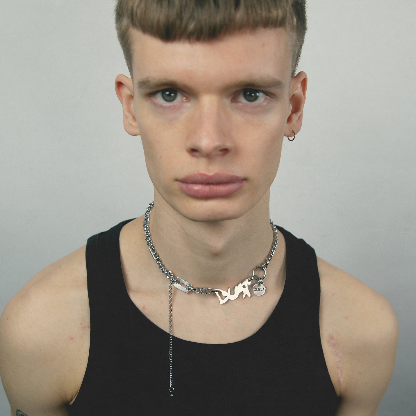 Bijoux en acier inoxydable. Collier en acier inoxydable. Bijoux y2k. Bijoux punk. Bijoux rock. Bijoux glam rock. Bijoux grunge. Colliers Y2K. Colliers punk. Colliers rock. Colliers glam rock. Colliers grunge.