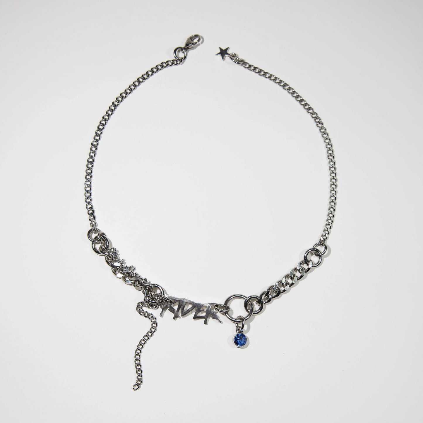 collier en acier inoxydable et fer à strass bleu. Bijoux y2k. Bijoux punk. Bijoux rock. Bijoux glam rock. Bijoux grunge. Colliers Y2K. Colliers punk. Colliers rock. Colliers glam rock. Colliers grunge.