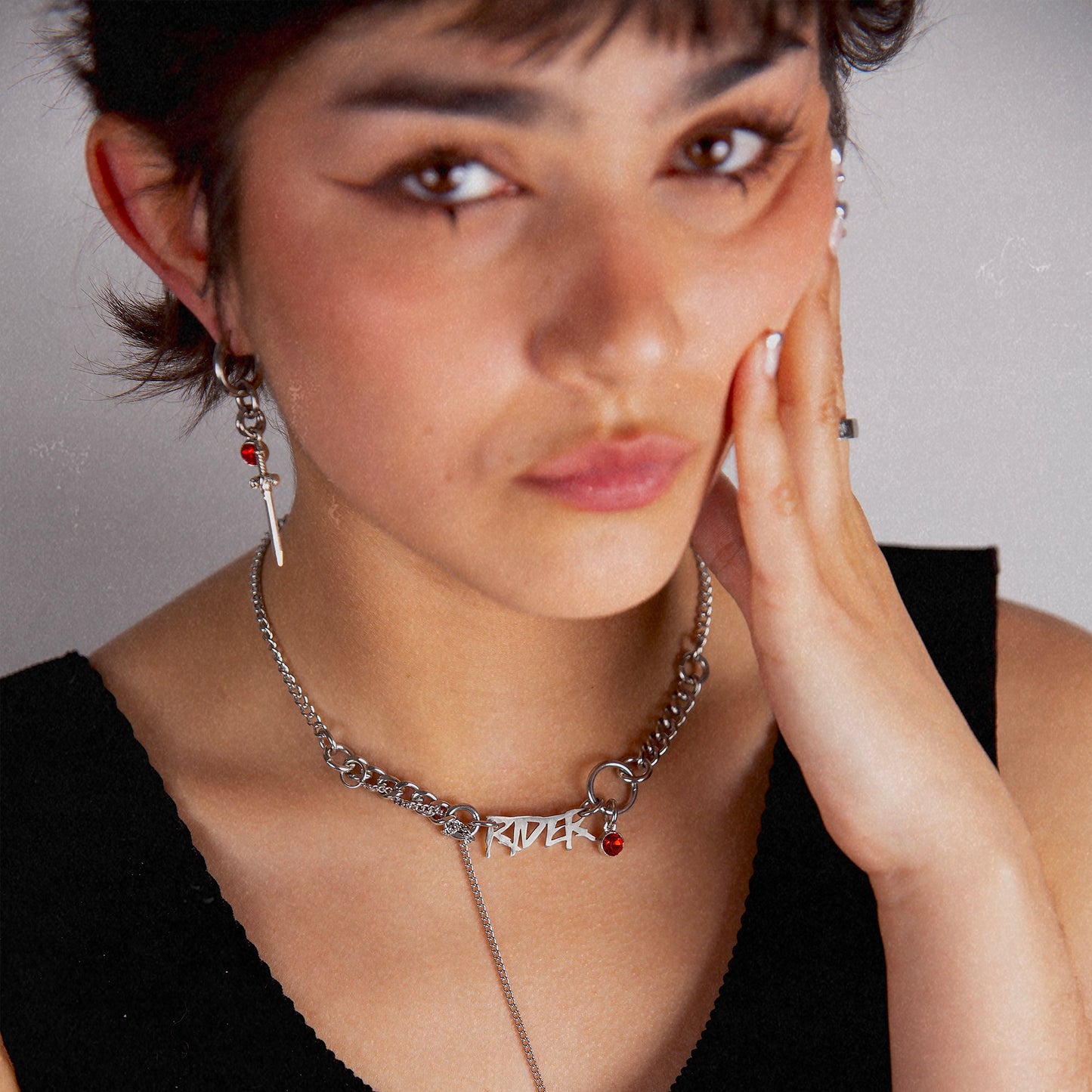 collier en acier inoxydable et fer à strass rouge. Bijoux y2k. Bijoux punk. Bijoux rock. Bijoux glam rock. Bijoux grunge. Colliers Y2K. Colliers punk. Colliers rock. Colliers glam rock. Colliers grunge.