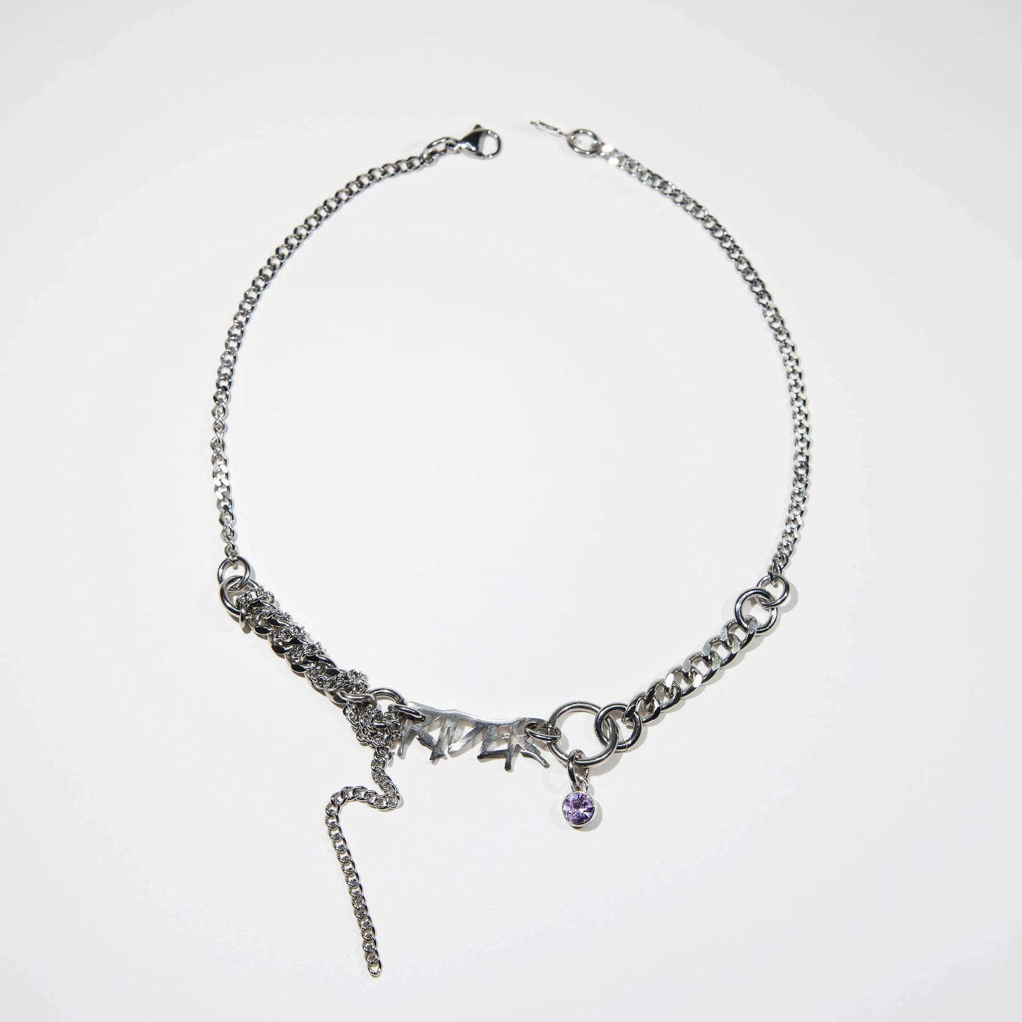 collier en acier inoxydable et fer à strass violet. Bijoux y2k. Bijoux punk. Bijoux rock. Bijoux glam rock. Bijoux grunge. Colliers Y2K. Colliers punk. Colliers rock. Colliers glam rock. Colliers grunge.