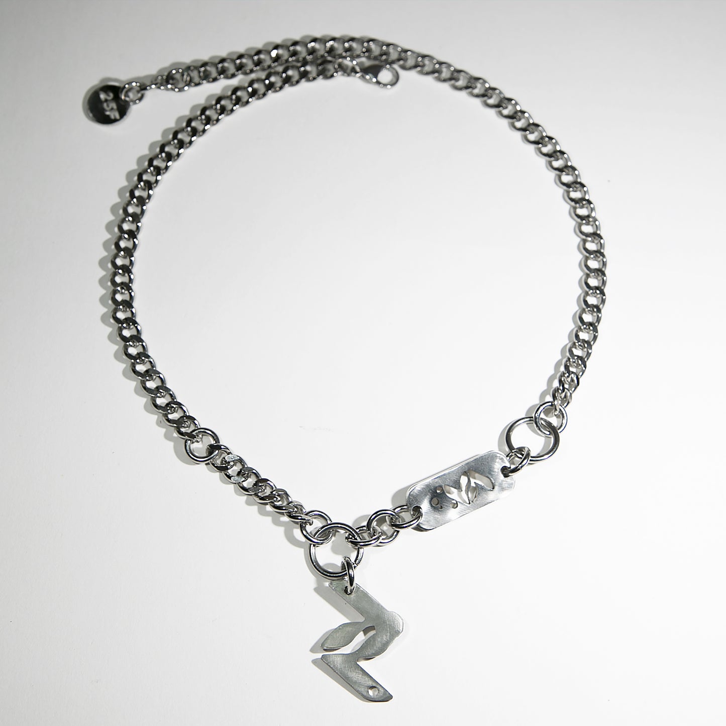 Bijoux en acier inoxydable. Collier en acier inoxydable. Bijoux y2k. Bijoux punk. Bijoux rock. Bijoux glam rock. Bijoux grunge. Colliers Y2K. Colliers punk. Colliers rock. Colliers glam rock. Colliers grunge. Collier made in France. Bijoux made in France. Collier pour homme. Collier techno. Collier i hate models. Collier Merch. Bijoux I hate Models.