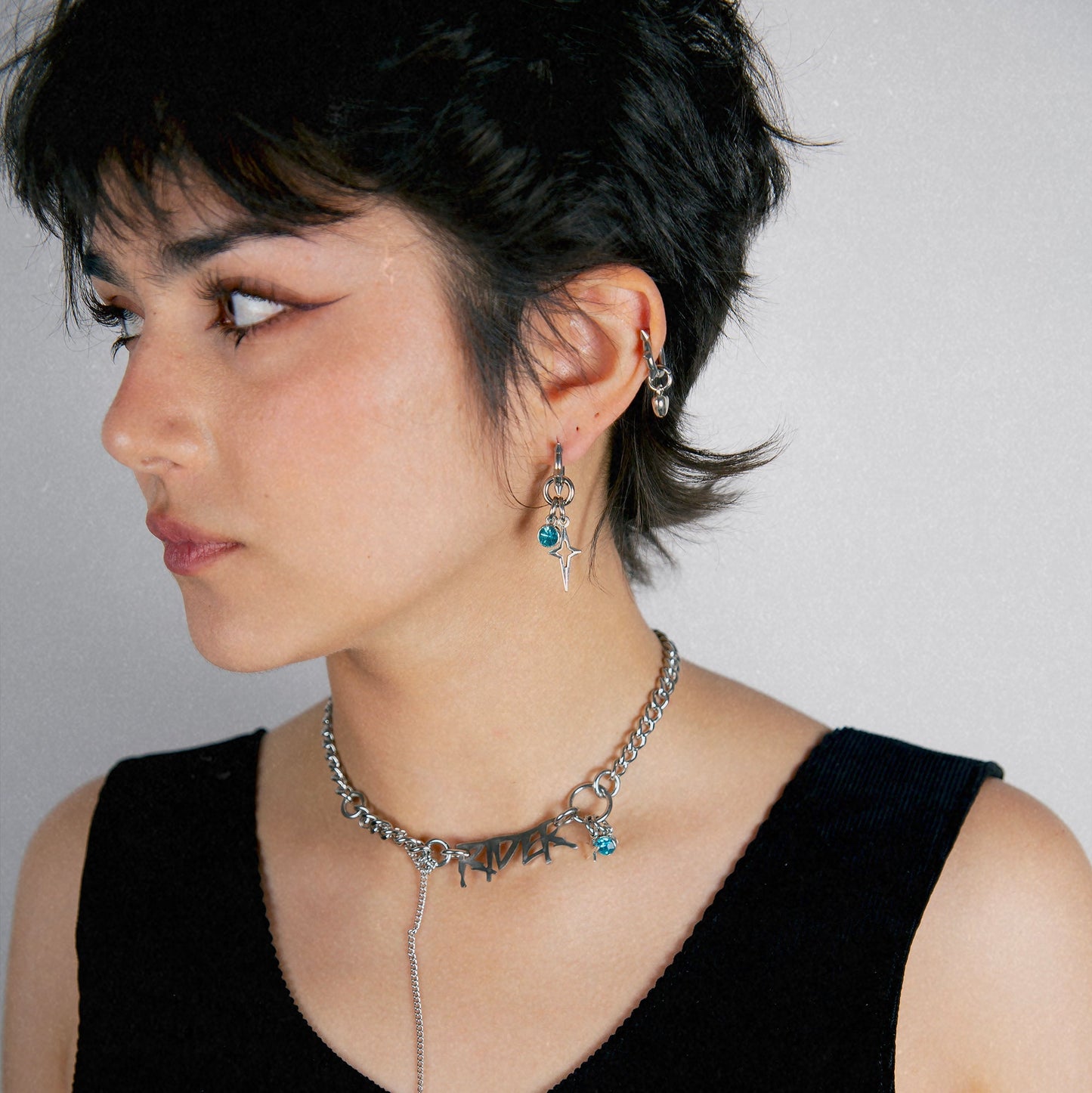 collier en acier inoxydable et fer à strass turquoise. Bijoux y2k. Bijoux punk. Bijoux rock. Bijoux glam rock. Bijoux grunge. Colliers Y2K. Colliers punk. Colliers rock. Colliers glam rock. Colliers grunge.