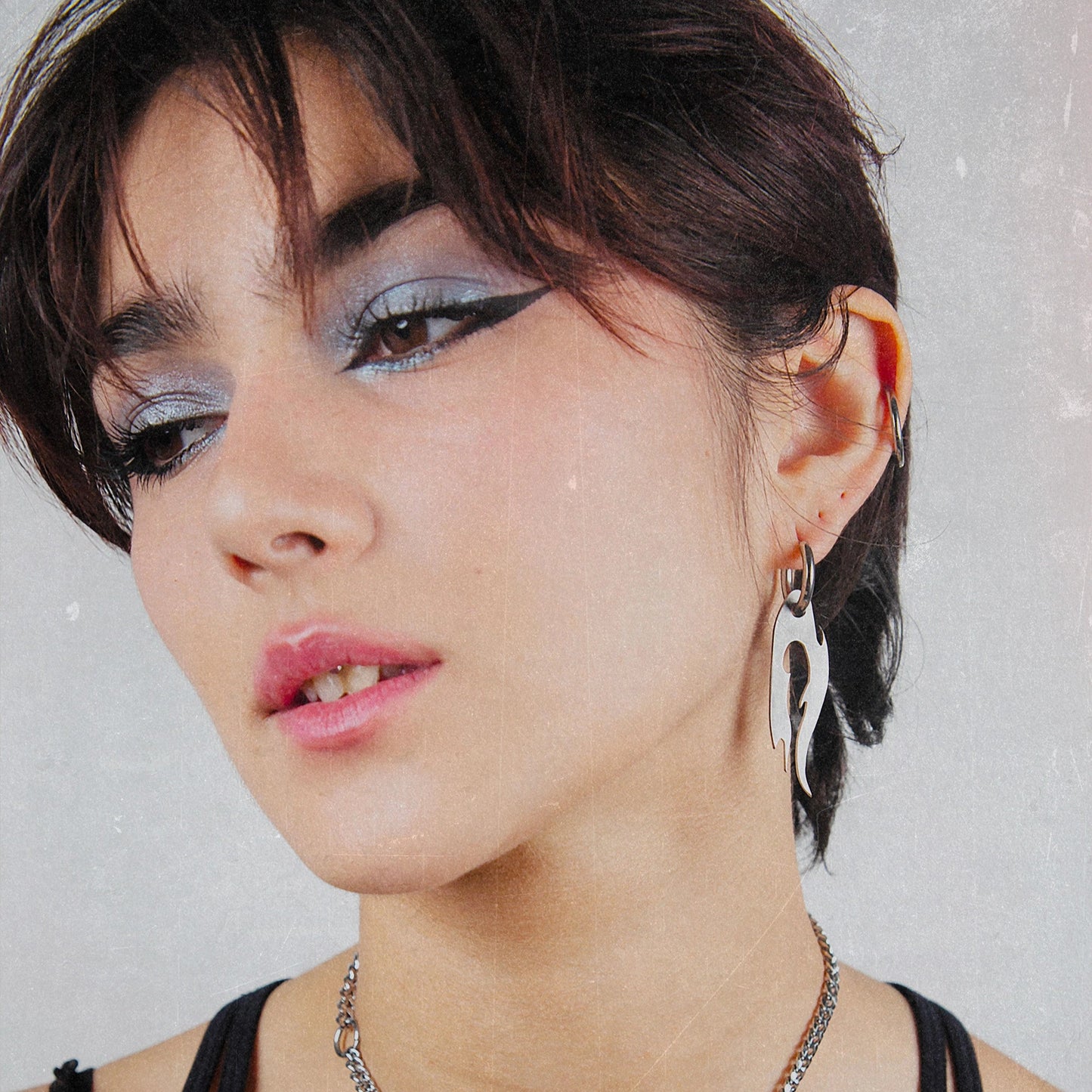 Boucles d'oreilles Y2K. Boucles d'oreilles punk. Boucles d'oreilles rock. Boucles d'oreilles glam rock. Boucles d'oreilles grunge. Bijoux y2k. Bijoux punk. Bijoux rock. Bijoux glam rock. Bijoux grunge. Boucles d'oreille gothique. Bijoux gothique.