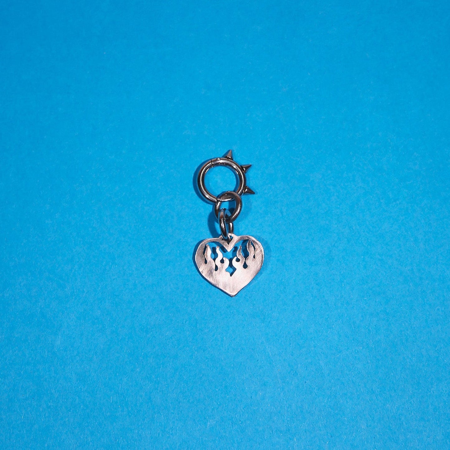 Bijoux y2k. Bijoux punk. Bijoux rock. Bijoux glam rock. Bijoux grunge. Boucles d'oreilles Y2K. Boucles d'oreilles punk. Boucles d'oreilles rock. Boucles d'oreilles glam rock. Boucles d'oreilles grunge. Boucles d'oreille coeur. Bijoux design. Boucle d'oreille design.