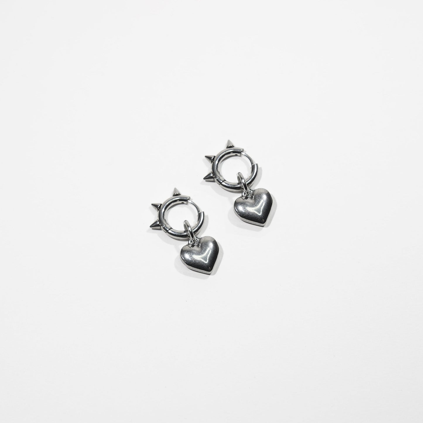 boucle d'oreille punk en acier inoxydable. Boucles d'oreilles Y2K. Boucles d'oreilles punk. Boucles d'oreilles rock. Boucles d'oreilles glam rock. Boucles d'oreilles grunge. Bijoux y2k. Bijoux punk. Bijoux rock. Bijoux glam rock. Bijoux grunge. Bijoux techno. Boucle d'oreille Techno. Bijoux made in France.