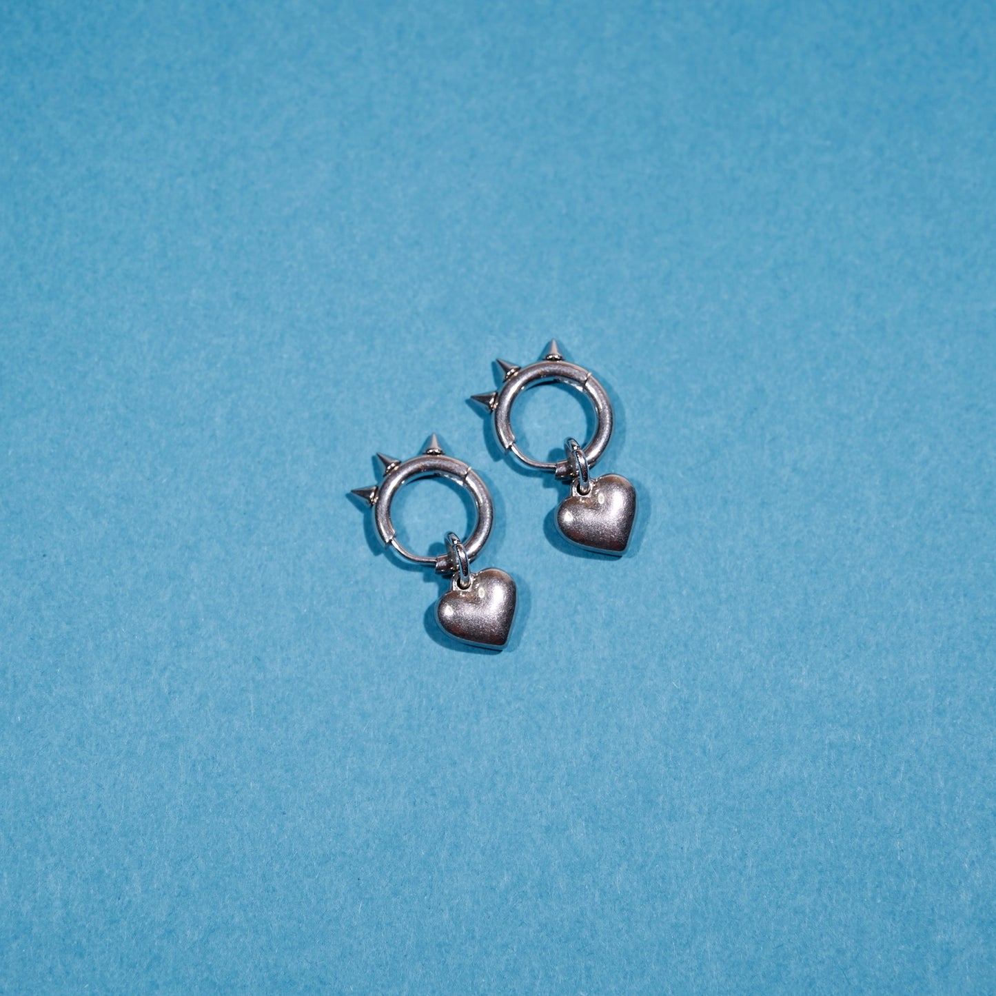 boucle d'oreille punk en acier inoxydable. Boucles d'oreilles Y2K. Boucles d'oreilles punk. Boucles d'oreilles rock. Boucles d'oreilles glam rock. Boucles d'oreilles grunge. Bijoux y2k. Bijoux punk. Bijoux rock. Bijoux glam rock. Bijoux grunge. Bijoux techno. Boucle d'oreille Techno. Bijoux made in France.