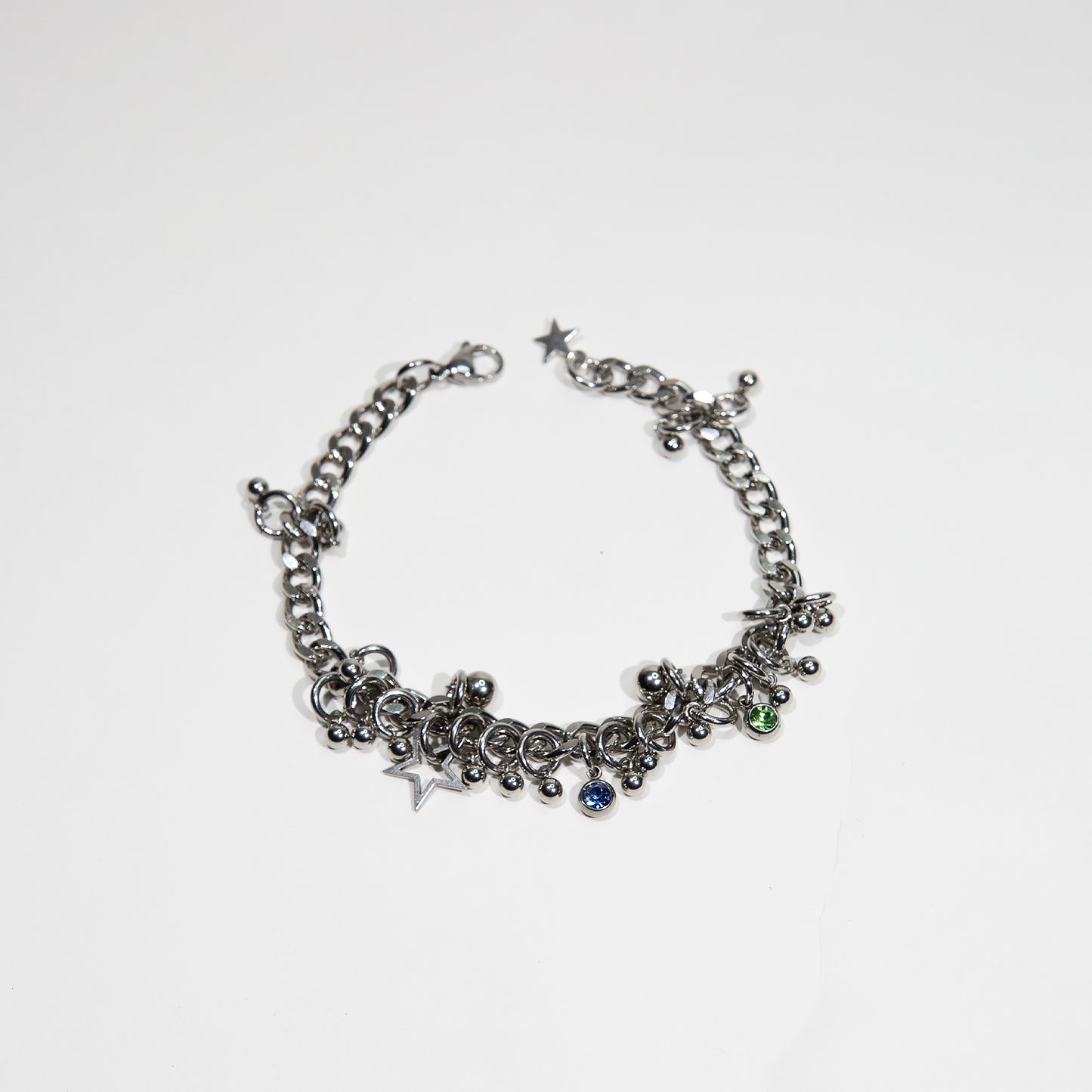 bracelet en acier inoxydable strass rouge. Bijoux y2k. Bijoux punk. Bijoux rock. Bijoux glam rock. Bijoux grunge. Bracelets Y2K. Bracelets punk. Bracelets rock. Bracelets glam rock. Bracelets grunge. Bracelets made in France. Bracelet pour homme