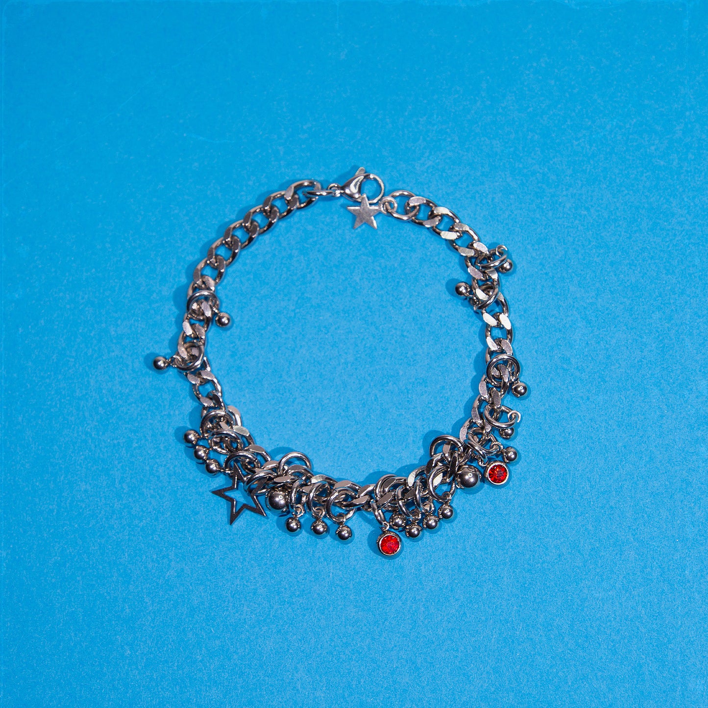 bracelet en acier inoxydable strass rouge. Bijoux y2k. Bijoux punk. Bijoux rock. Bijoux glam rock. Bijoux grunge. Bracelets Y2K. Bracelets punk. Bracelets rock. Bracelets glam rock. Bracelets grunge. Bracelets made in France. Bracelet pour homme