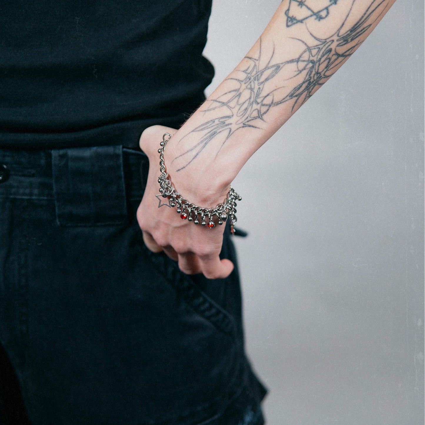 bracelet en acier inoxydable strass rouge. Bijoux y2k. Bijoux punk. Bijoux rock. Bijoux glam rock. Bijoux grunge. Bracelets Y2K. Bracelets punk. Bracelets rock. Bracelets glam rock. Bracelets grunge. Bracelets made in France. Bracelet pour homme