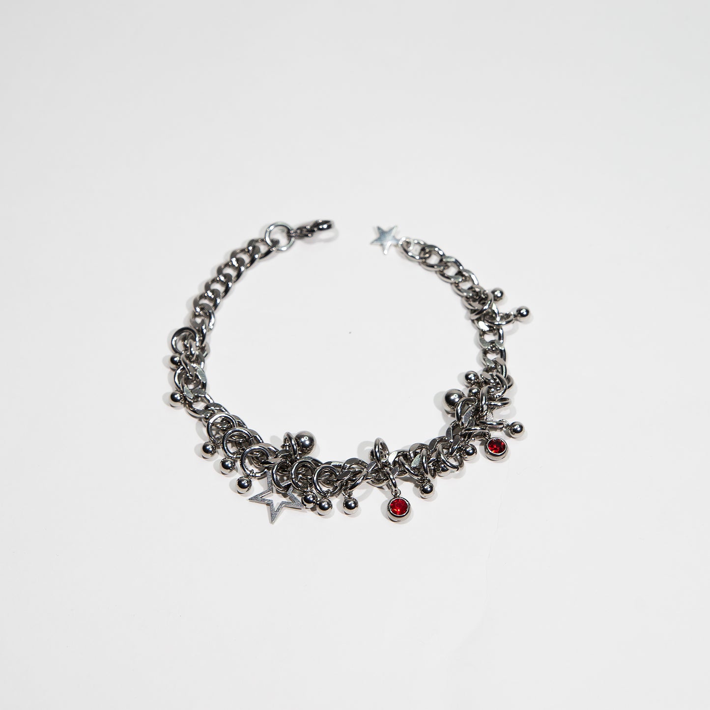 bracelet en acier inoxydable strass rouge. Bijoux y2k. Bijoux punk. Bijoux rock. Bijoux glam rock. Bijoux grunge. Bracelets Y2K. Bracelets punk. Bracelets rock. Bracelets glam rock. Bracelets grunge. Bracelets made in France. Bracelet pour homme