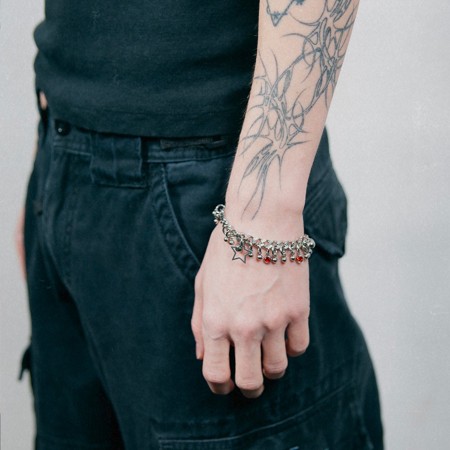 bracelet en acier inoxydable strass rouge. Bijoux y2k. Bijoux punk. Bijoux rock. Bijoux glam rock. Bijoux grunge. Bracelets Y2K. Bracelets punk. Bracelets rock. Bracelets glam rock. Bracelets grunge. Bracelets made in France. Bracelet pour homme