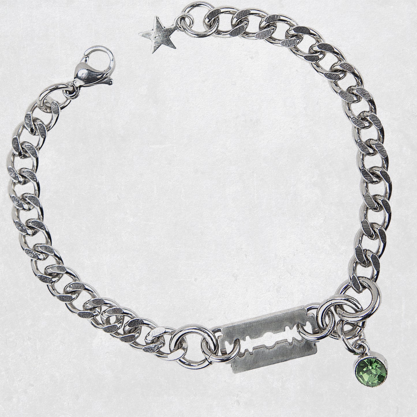 bracelet en acier inoxydable strass rouge. Bijoux y2k. Bijoux punk. Bijoux rock. Bijoux glam rock. Bijoux grunge. Bracelets Y2K. Bracelets punk. Bracelets rock. Bracelets glam rock. Bracelets grunge. Bracelets made in France. Bracelet pour homme