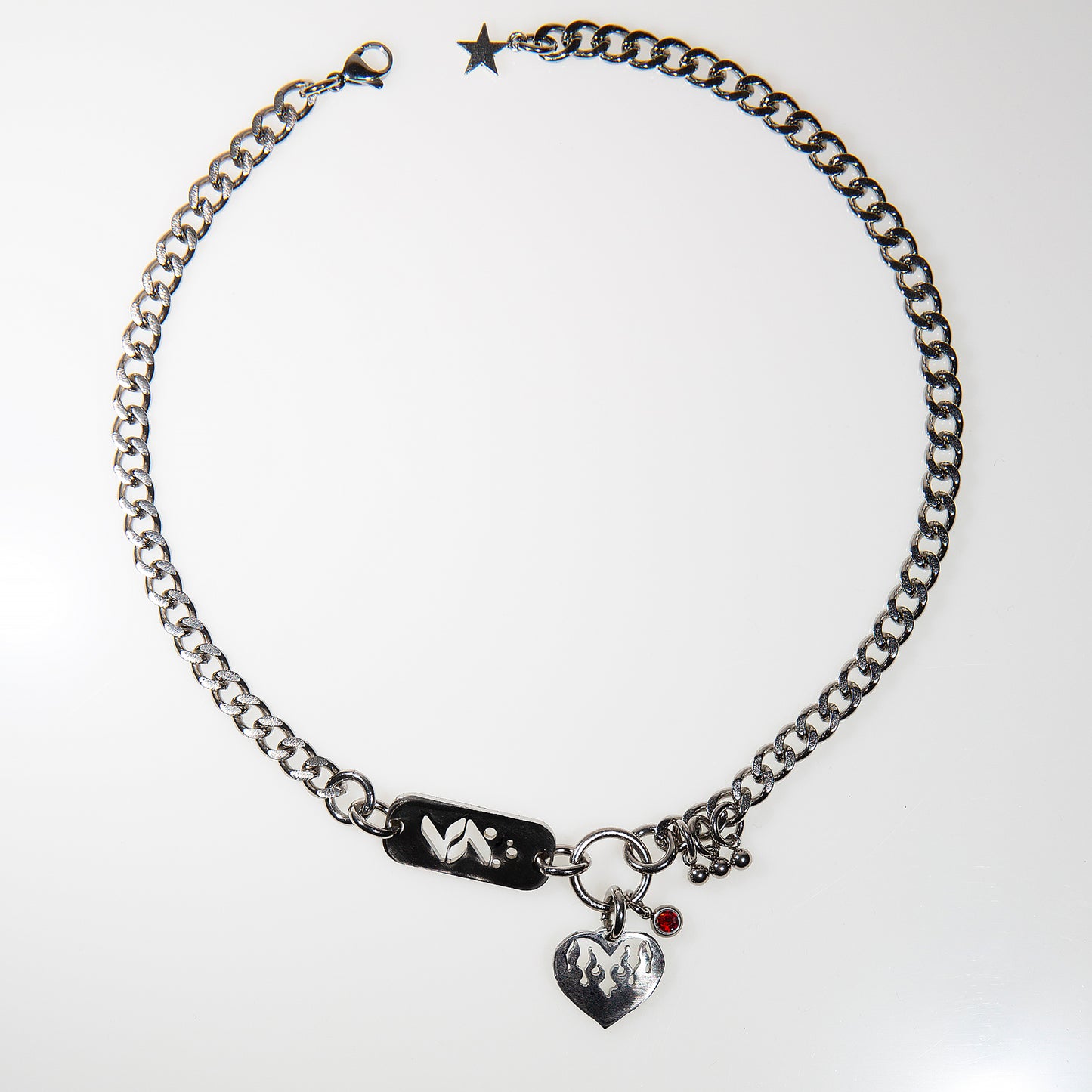 Bijoux en acier inoxydable. Collier en acier inoxydable. Bijoux y2k. Bijoux punk. Bijoux rock. Bijoux glam rock. Bijoux grunge. Colliers Y2K. Colliers punk. Colliers rock. Colliers glam rock. Colliers grunge. Collier made in France. Bijoux made in France. Collier pour homme. Collier techno.