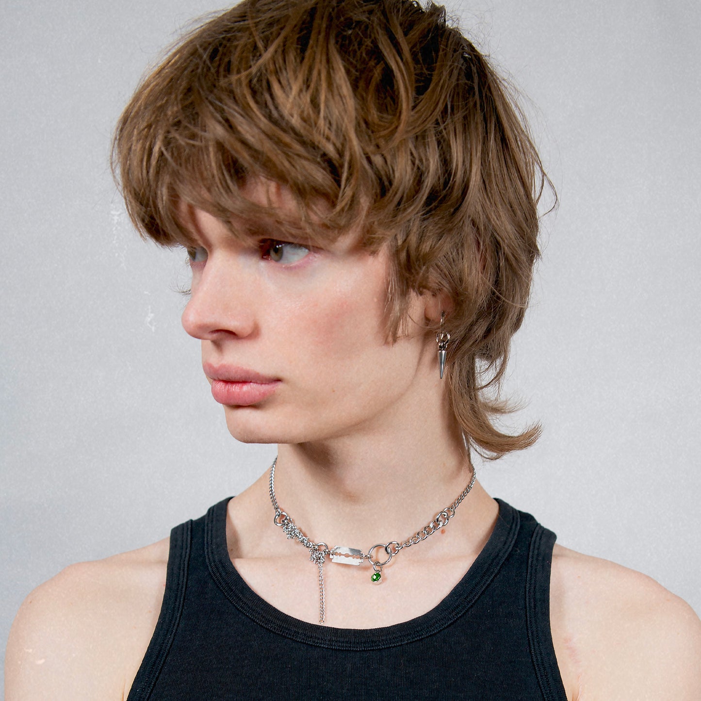 collier en acier inoxydable et fer à strass violet. Bijoux y2k. Bijoux punk. Bijoux rock. Bijoux glam rock. Bijoux grunge. Colliers Y2K. Colliers punk. Colliers rock. Colliers glam rock. Colliers grunge.