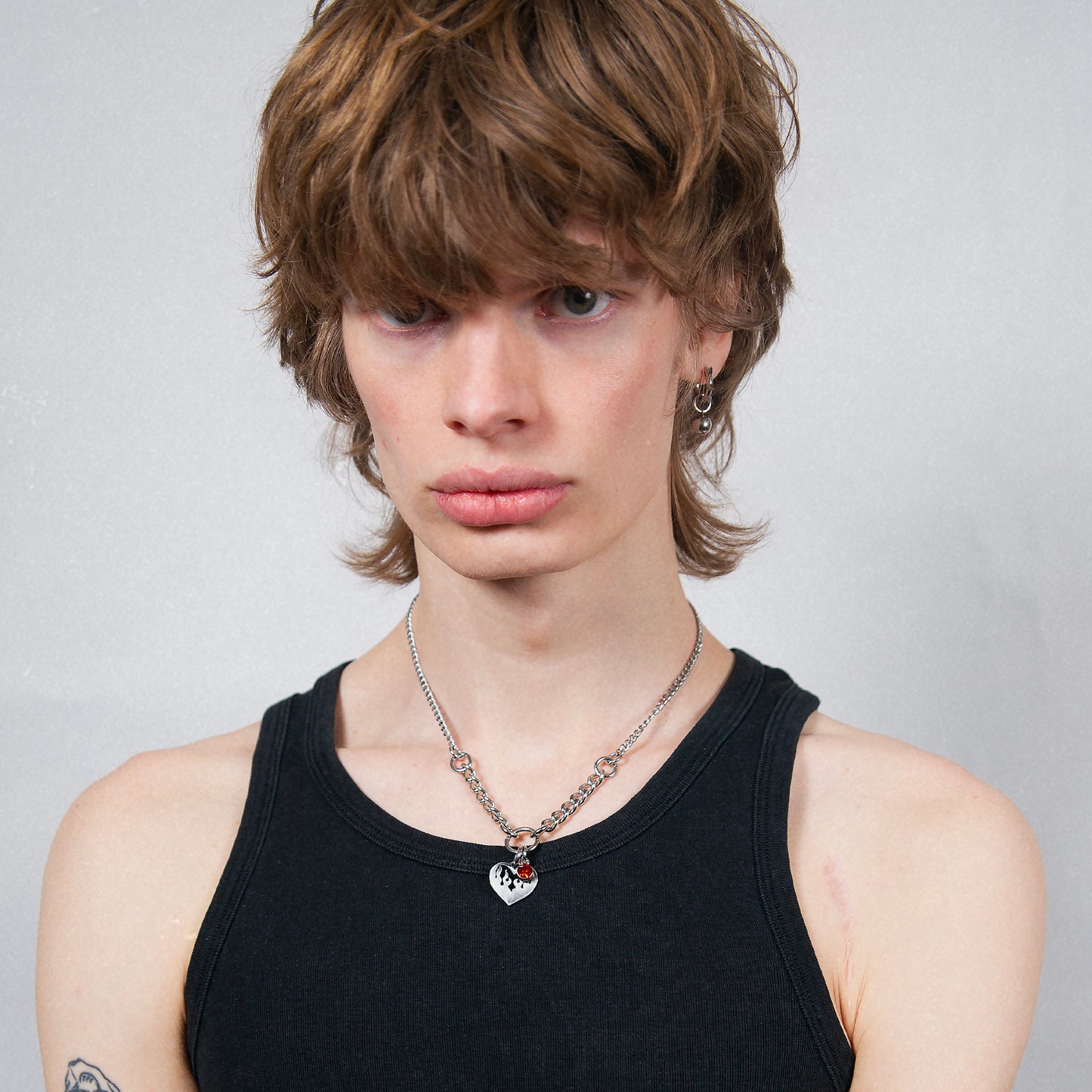 collier en acier inoxydable et fer, strass rouge. Bijoux y2k. Bijoux punk. Bijoux rock. Bijoux glam rock. Bijoux grunge. Colliers Y2K. Colliers punk. Colliers rock. Colliers glam rock. Colliers grunge.