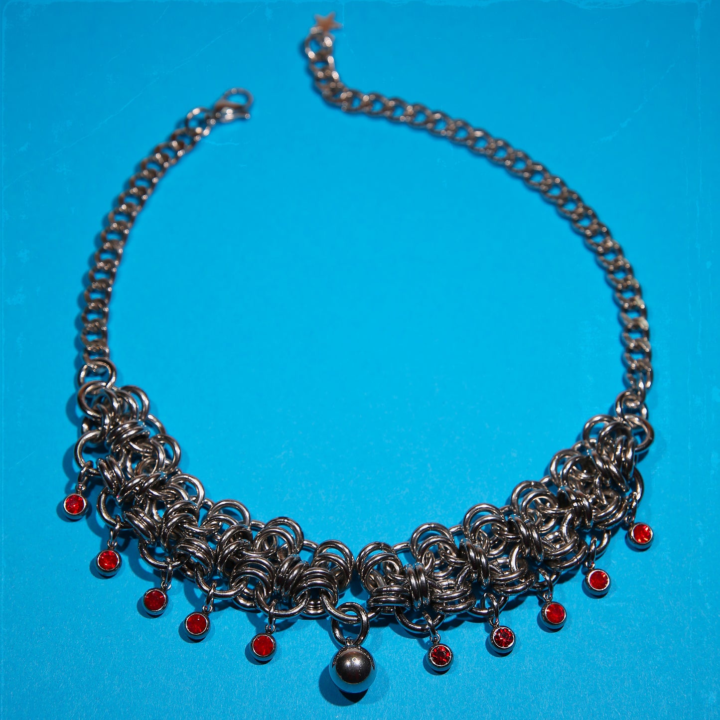 Bijoux en acier inoxydable. Collier en acier inoxydable. Bijoux y2k. Bijoux punk. Bijoux rock. Bijoux glam rock. Bijoux grunge. Colliers Y2K. Colliers punk. Colliers rock. Colliers glam rock. Colliers grunge. Collier Techno. Bijoux Techno. Bijoux design. Collier design. Collier design homme.