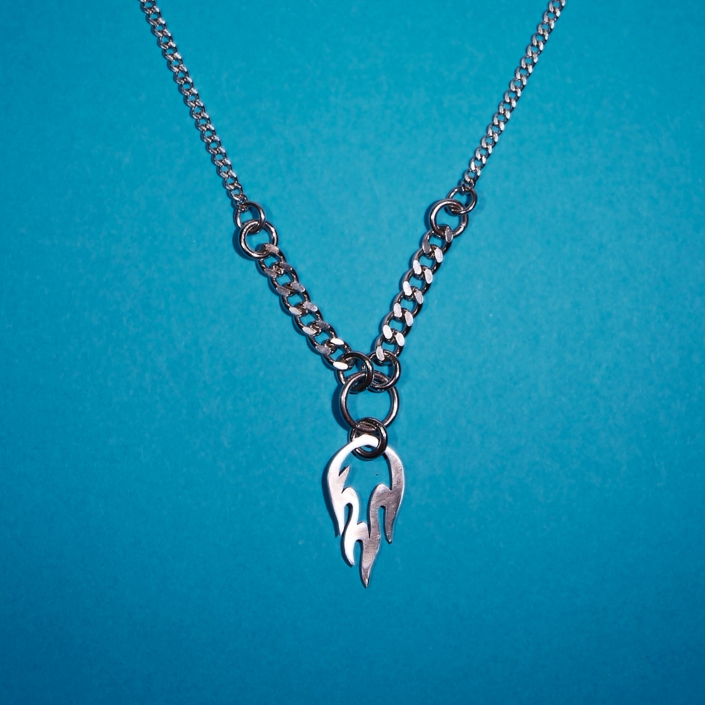 Bijoux y2k. Bijoux punk. Bijoux rock. Bijoux glam rock. Bijoux grunge. Colliers Y2K. Colliers punk. Colliers rock. Colliers glam rock. Colliers grunge. Collier techno. Bijoux techno. Bijoux Kpop.