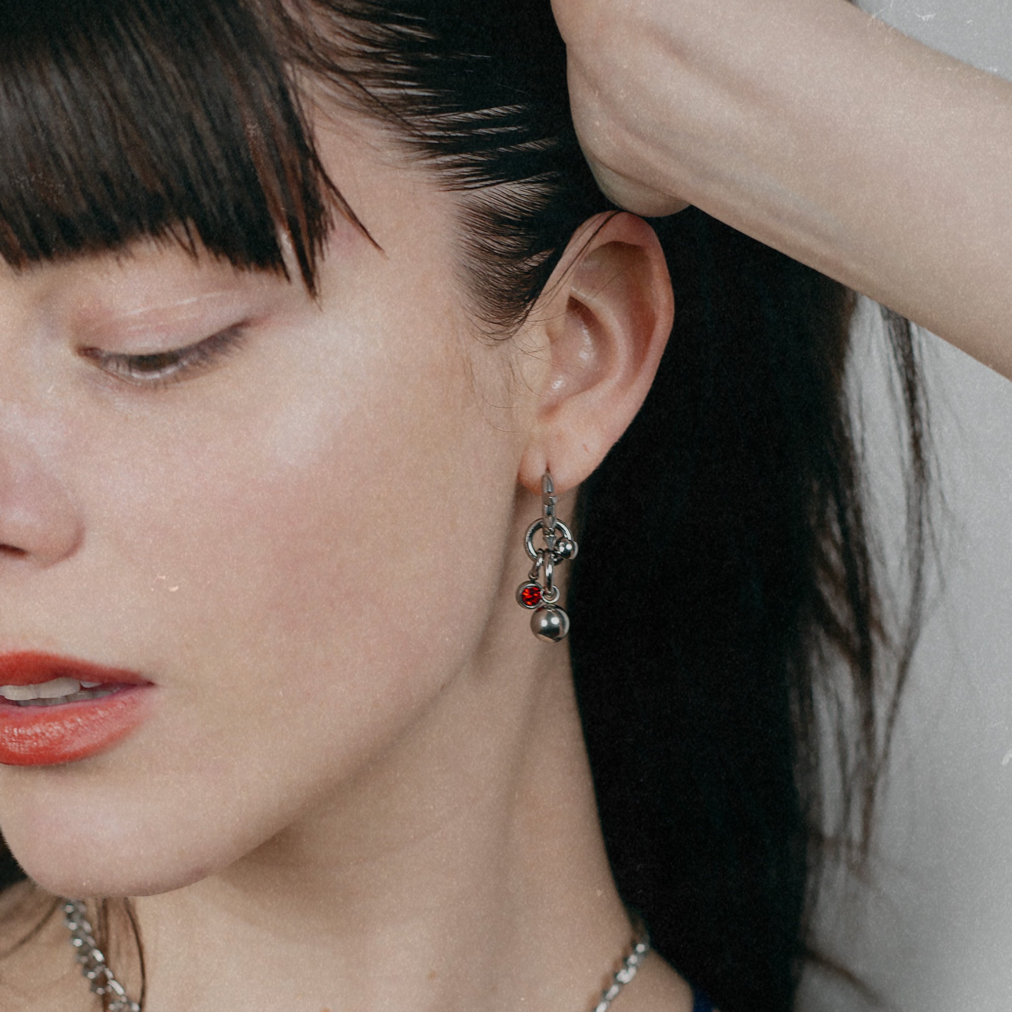 Boucles d'oreille en acier inoxydable strass rouge. Bijoux y2k. Bijoux punk. Bijoux rock. Bijoux glam rock. Bijoux grunge. Boucles d'oreilles Y2K. Boucles d'oreilles punk. Boucles d'oreilles rock. Boucles d'oreilles glam rock. Boucles d'oreilles grunge. Boucles d'oreille alt. Bijoux alt. Boucle d'oreille pour homme.