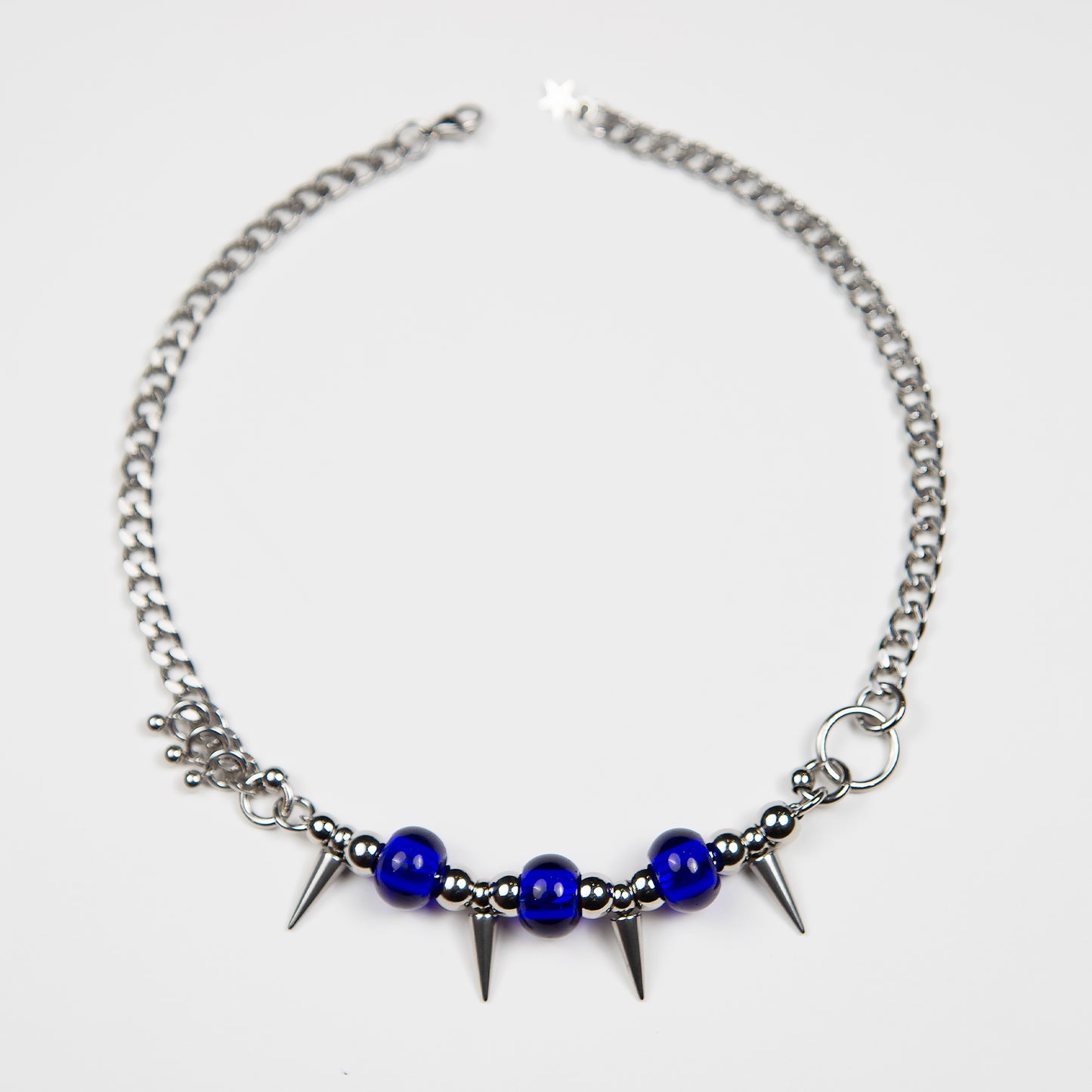 Bijoux en acier inoxydable. Collier en acier inoxydable. Bijoux y2k. Bijoux punk. Bijoux rock. Bijoux glam rock. Bijoux grunge. Colliers Y2K. Colliers punk. Colliers rock. Colliers glam rock. Colliers grunge. Collier made in France. Bijoux made in France. Collier pour homme. Collier techno.
