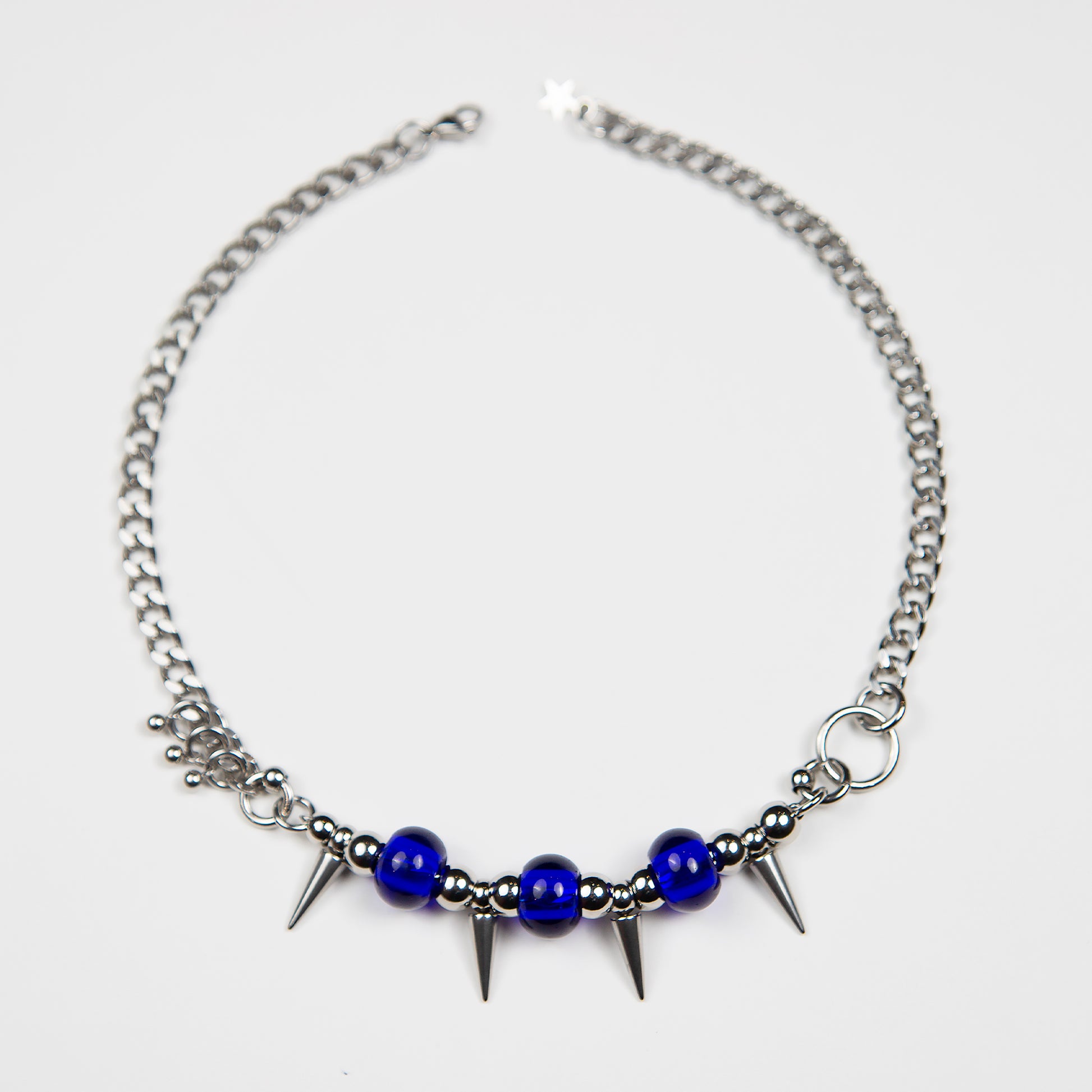 Bijoux en acier inoxydable. Collier en acier inoxydable. Bijoux y2k. Bijoux punk. Bijoux rock. Bijoux glam rock. Bijoux grunge. Colliers Y2K. Colliers punk. Colliers rock. Colliers glam rock. Colliers grunge. Collier made in France. Bijoux made in France. Collier pour homme. Collier techno.