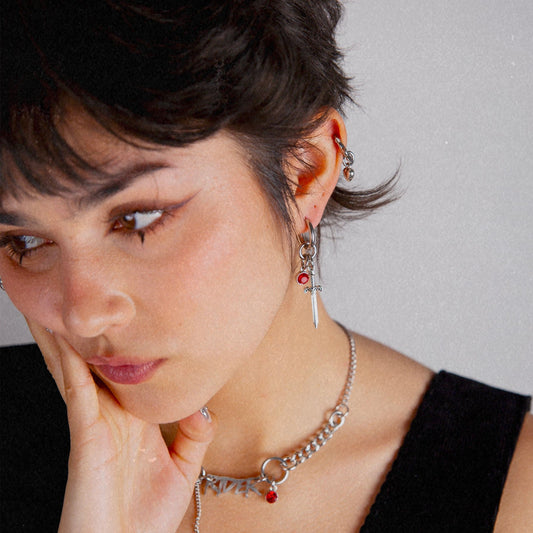 boucles d'oreille en acier inoxydable strass rouge. Boucles d'oreilles Y2K. Boucles d'oreilles punk. Boucles d'oreilles rock. Boucles d'oreilles glam rock. Boucles d'oreilles grunge. Bijoux y2k. Bijoux punk. Bijoux rock. Bijoux glam rock. Bijoux grunge. Boucles d'oreille gothique. Bijoux gothique.
