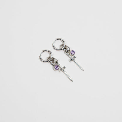 boucles d'oreille en acier inoxydable strass violet. Boucles d'oreilles Y2K. Boucles d'oreilles punk. Boucles d'oreilles rock. Boucles d'oreilles glam rock. Boucles d'oreilles grunge. Bijoux y2k. Bijoux punk. Bijoux rock. Bijoux glam rock. Bijoux grunge. Boucles d'oreille gothique. Bijoux gothiques.