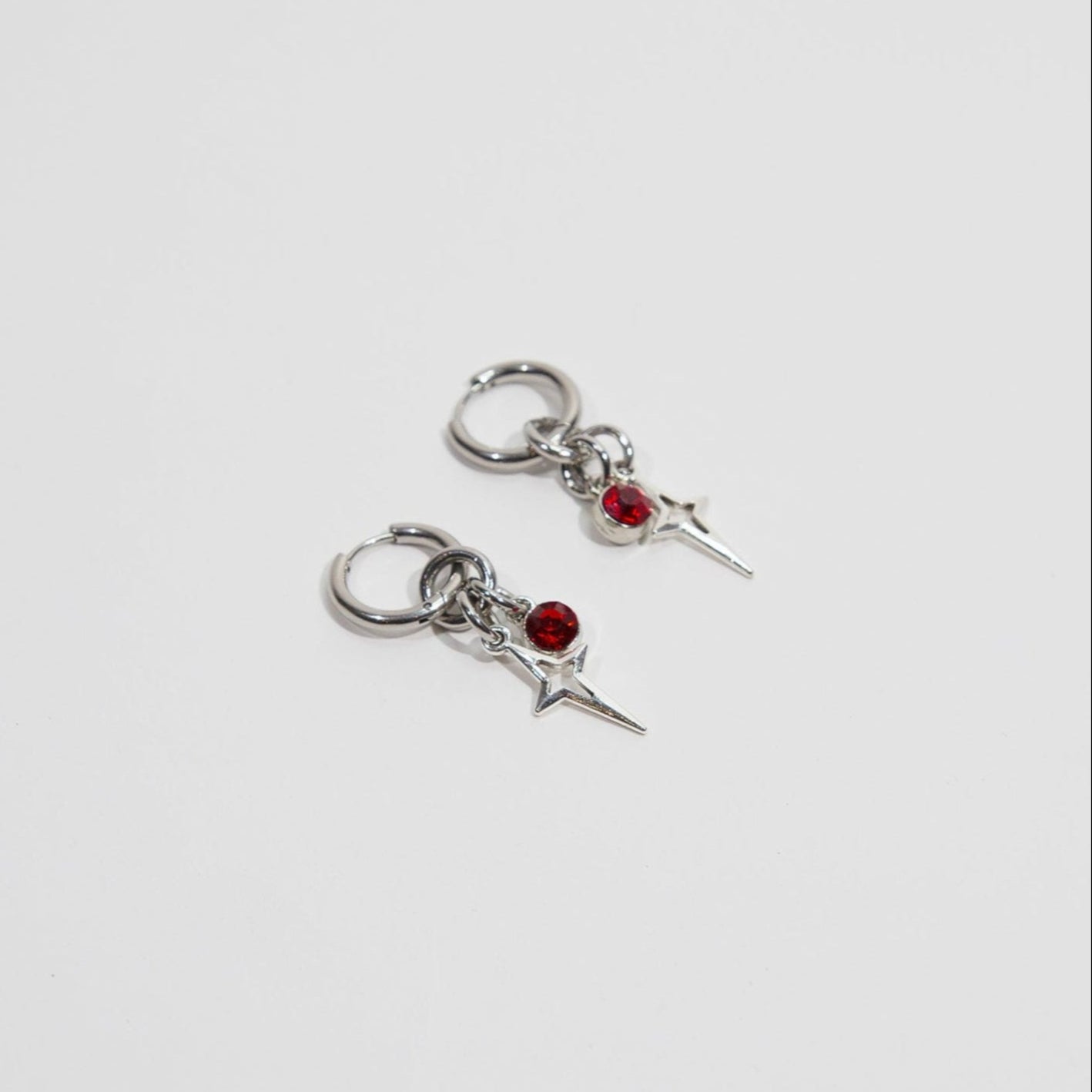 boucle d'oreille en acier inoxydable strass rouge.  Bijoux y2k. Bijoux punk. Bijoux rock. Bijoux glam rock. Bijoux grunge. Boucles d'oreilles Y2K. Boucles d'oreilles punk. Boucles d'oreilles rock. Boucles d'oreilles glam rock. Boucles d'oreilles grunge.