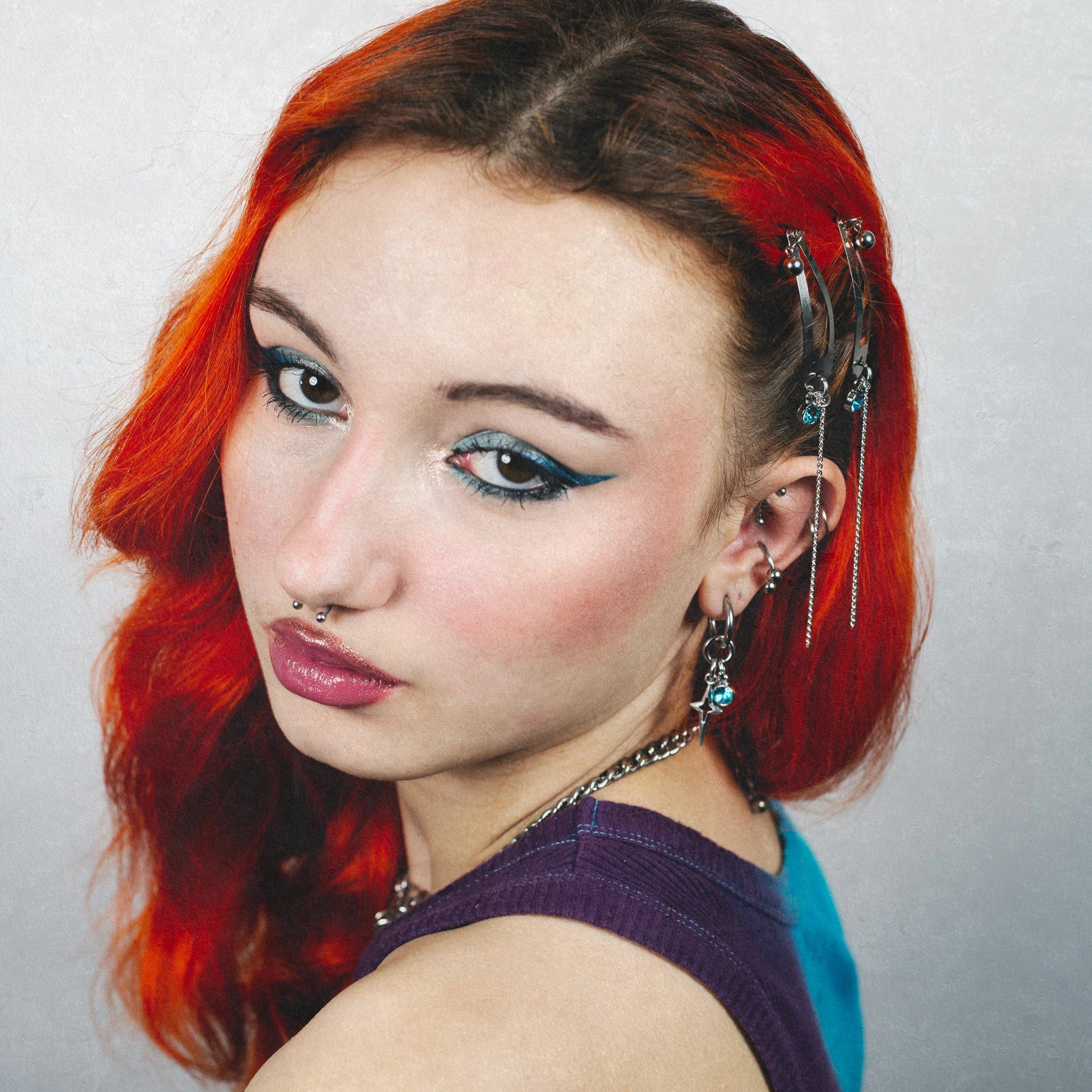 boucle d'oreille en acier inoxydable strass turquoise.  Bijoux y2k. Bijoux punk. Bijoux rock. Bijoux glam rock. Bijoux grunge. Boucles d'oreilles Y2K. Boucles d'oreilles punk. Boucles d'oreilles rock. Boucles d'oreilles glam rock. Boucles d'oreilles grunge.