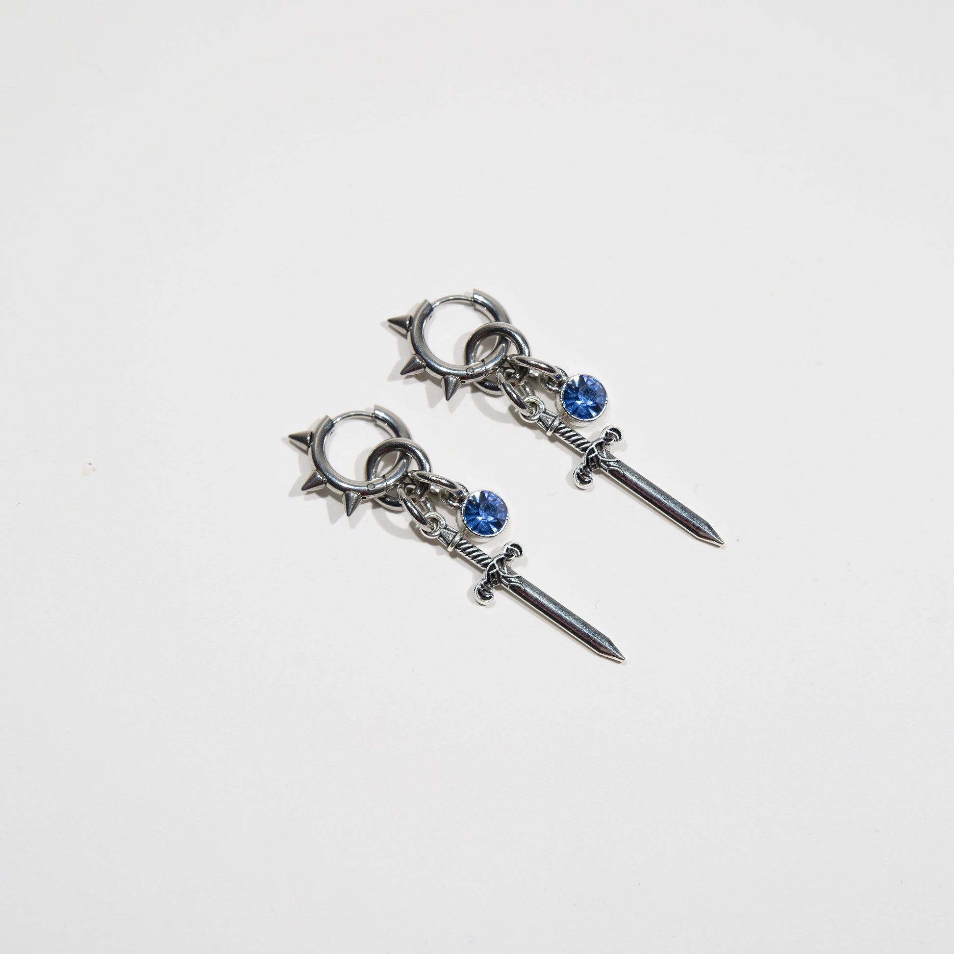 Boucles d'oreille en acier inoxydable strass bleu foncé. Bijoux y2k. Bijoux punk. Bijoux rock. Bijoux glam rock. Bijoux grunge. Boucles d'oreilles Y2K. Boucles d'oreilles punk. Boucles d'oreilles rock. Boucles d'oreilles glam rock. Boucles d'oreilles grunge.